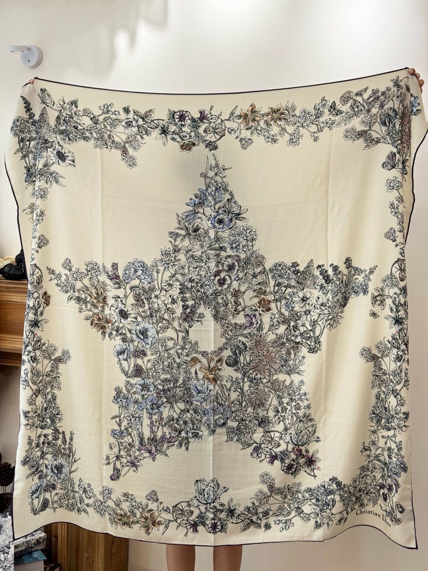 Dior 140双面丝绒印花方巾这款方巾以 Dior Star 图案呈现 Dior 的幸运星，通过该系列