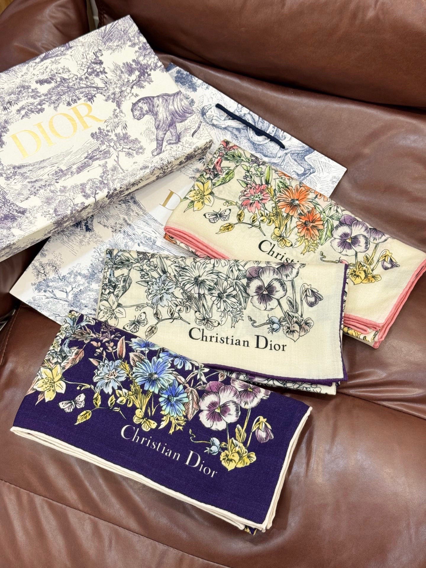 Dior 140双面丝绒印花方巾这款方巾以 Dior Star 图案呈现 Dior 的幸运星，通过该系列