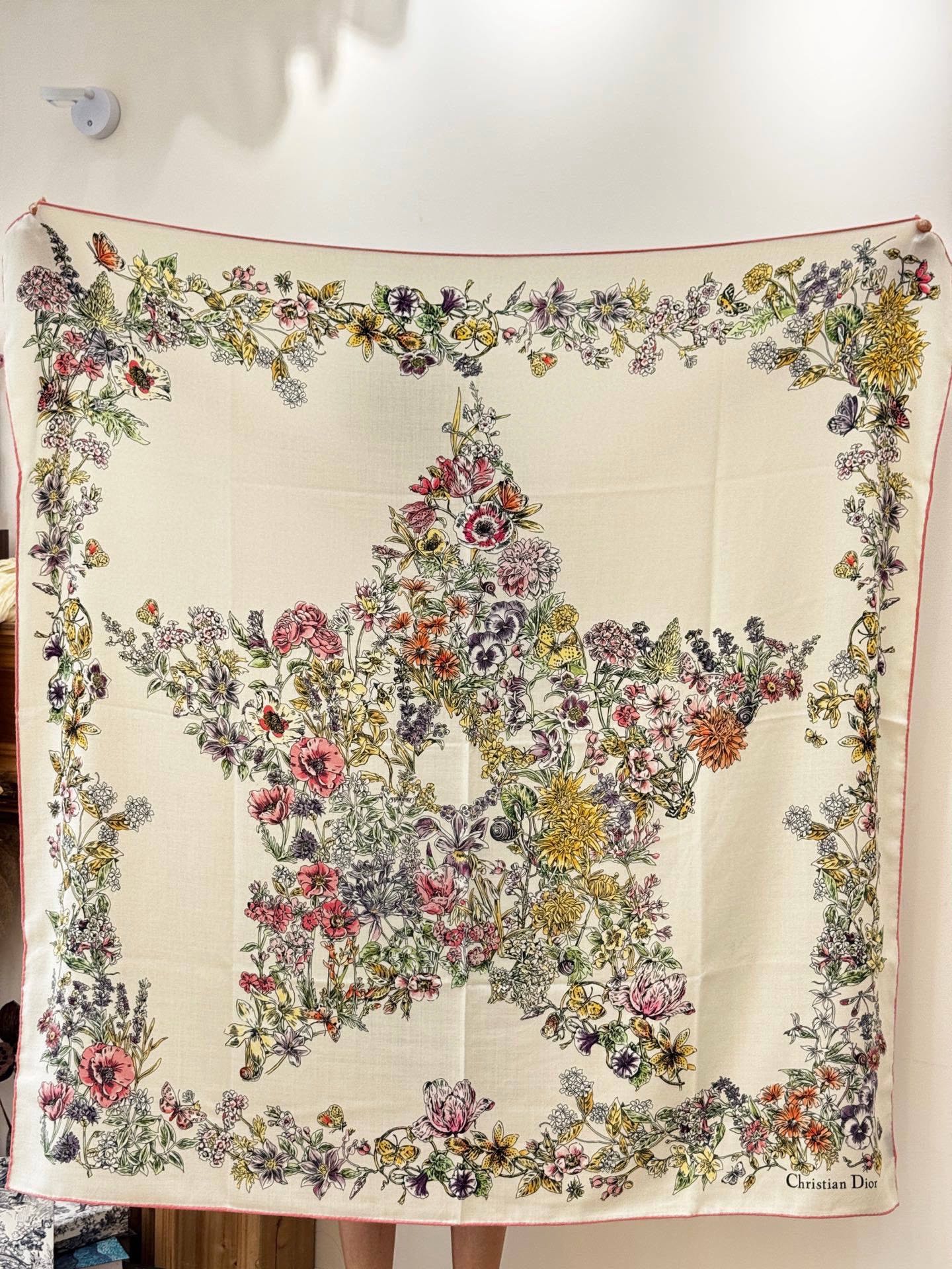 Dior 140双面丝绒印花方巾这款方巾以 Dior Star 图案呈现 Dior 的幸运星，通过该系列