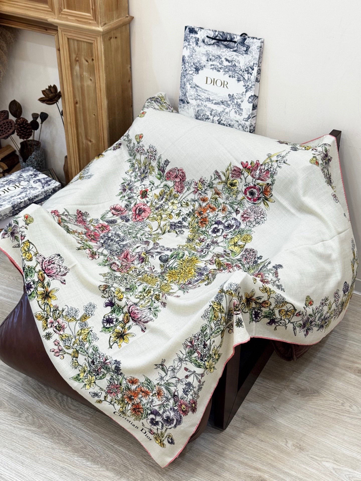 Dior 140双面丝绒印花方巾这款方巾以 Dior Star 图案呈现 Dior 的幸运星，通过该系列