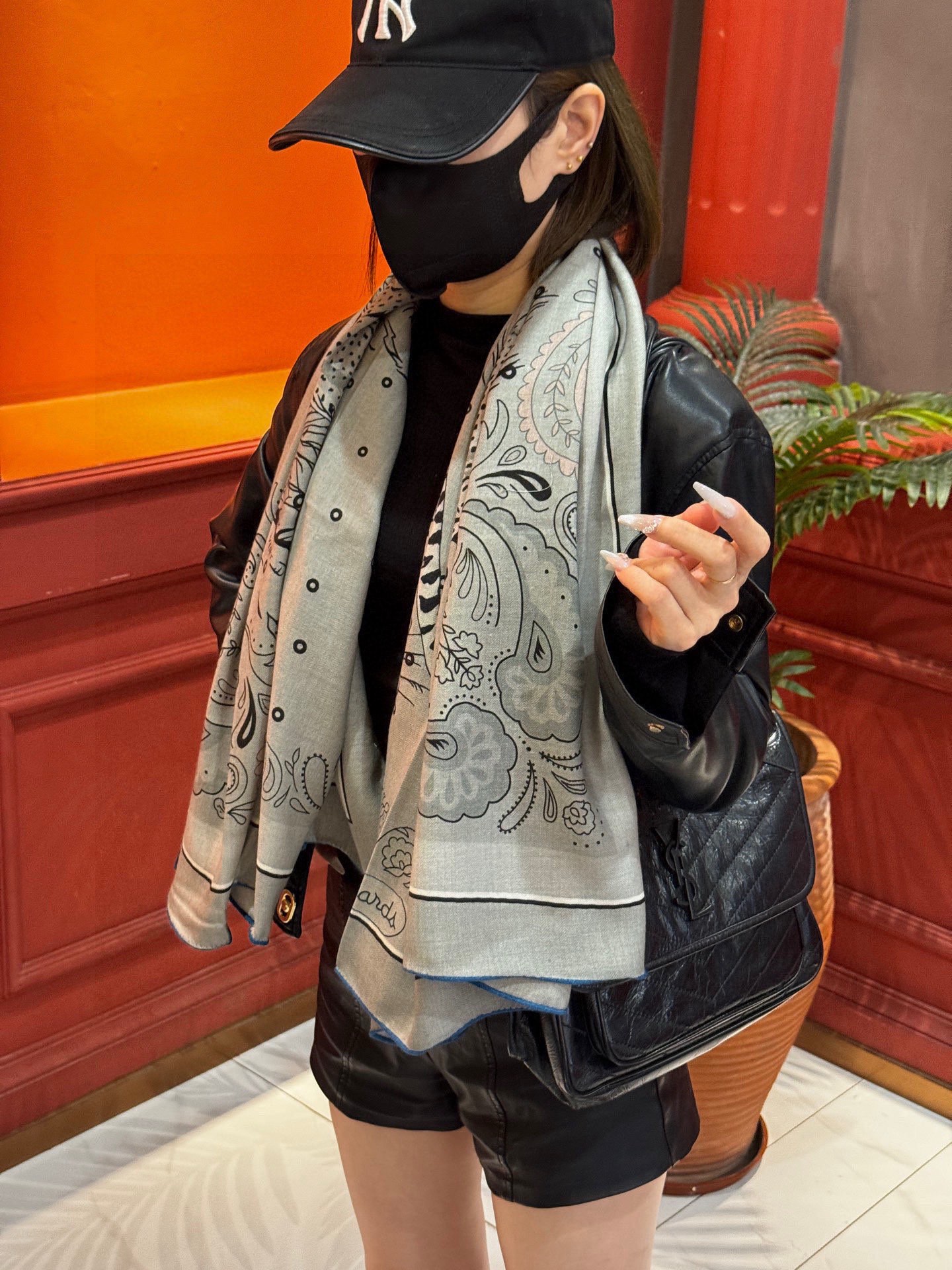 H珍藏版[丛林之爱]大方巾，双面同色 独一无二的品质！这款大方巾巾采用山羊绒和真丝混纺面料制成，柔软轻盈