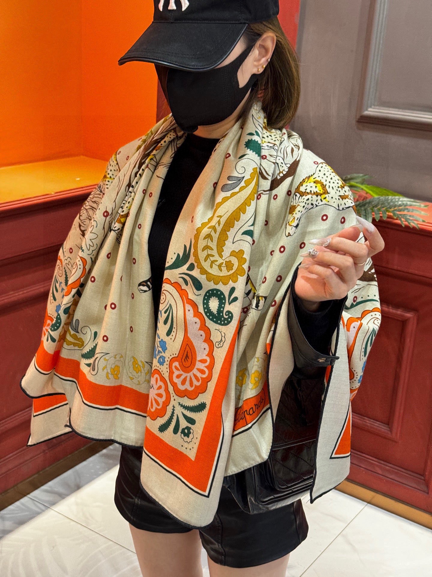 H珍藏版[丛林之爱]大方巾，双面同色 独一无二的品质！这款大方巾巾采用山羊绒和真丝混纺面料制成，柔软轻盈