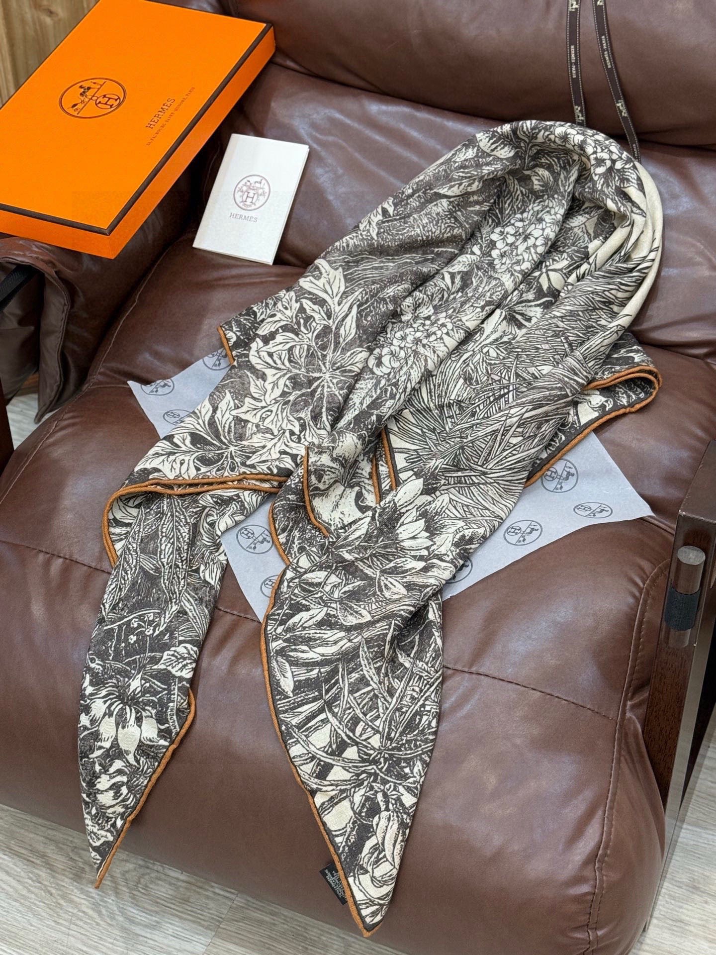 💟2025年秋冬抢先 上新💞【双面同色丝毛方巾】手工卷边山羊绒和真丝混纺披肩（70%山羊绒，30%桑蚕丝