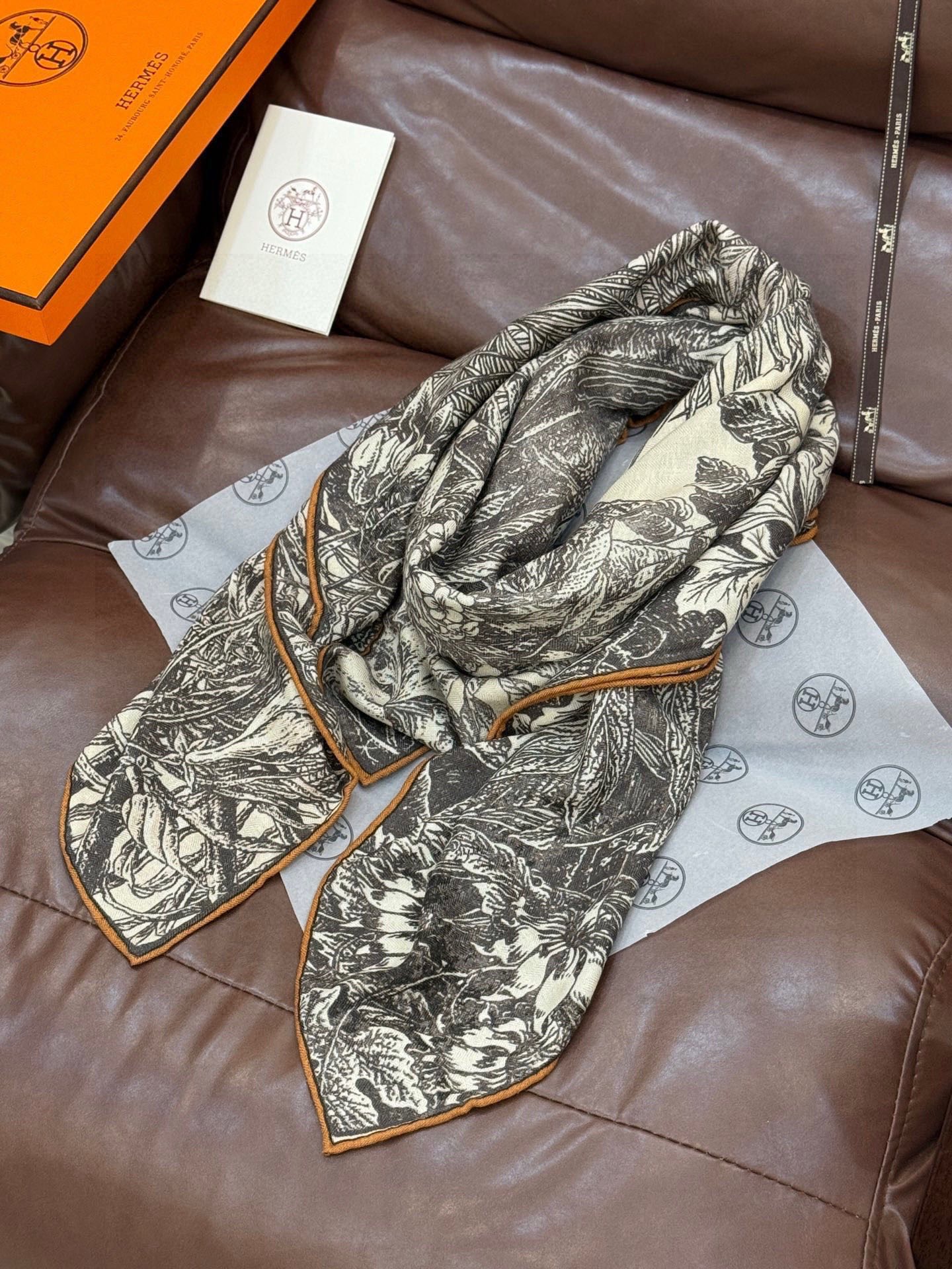 💟2025年秋冬抢先 上新💞【双面同色丝毛方巾】手工卷边山羊绒和真丝混纺披肩（70%山羊绒，30%桑蚕丝