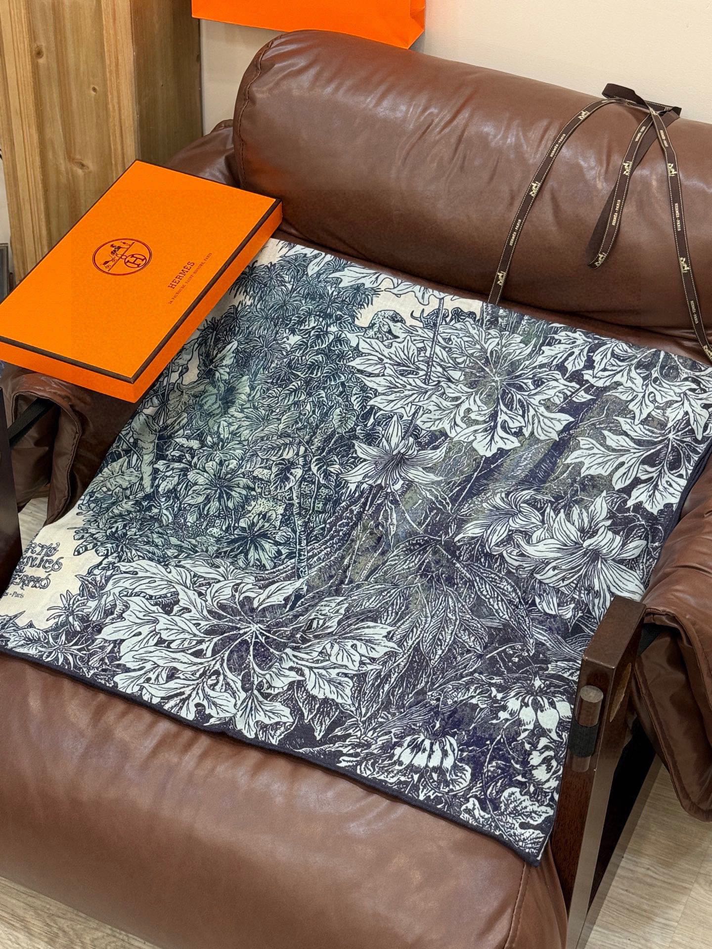 💟2025年秋冬抢先 上新💞【双面同色丝毛方巾】手工卷边山羊绒和真丝混纺披肩（70%山羊绒，30%桑蚕丝