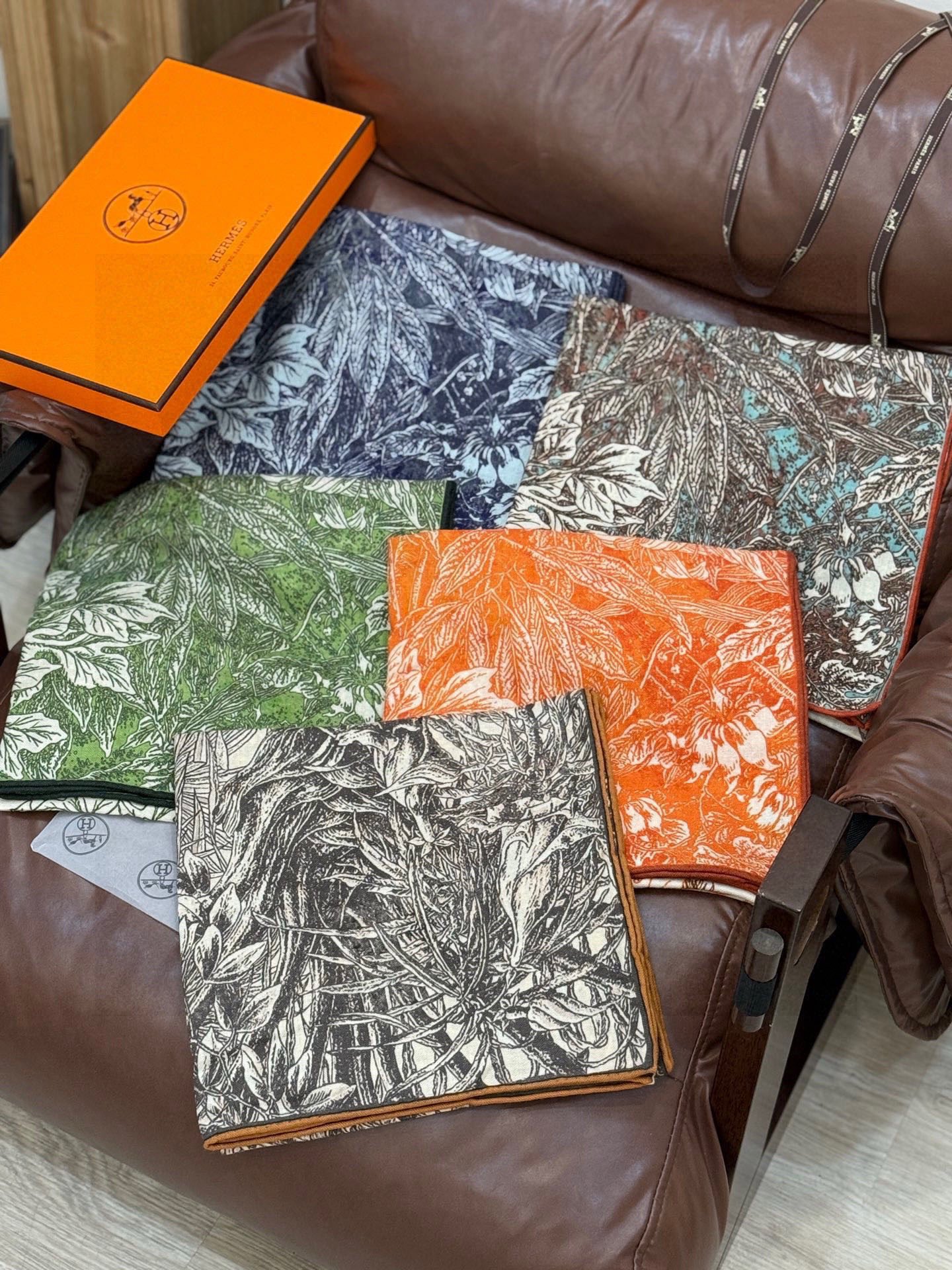 💟2025年秋冬抢先 上新💞【双面同色丝毛方巾】手工卷边山羊绒和真丝混纺披肩（70%山羊绒，30%桑蚕丝