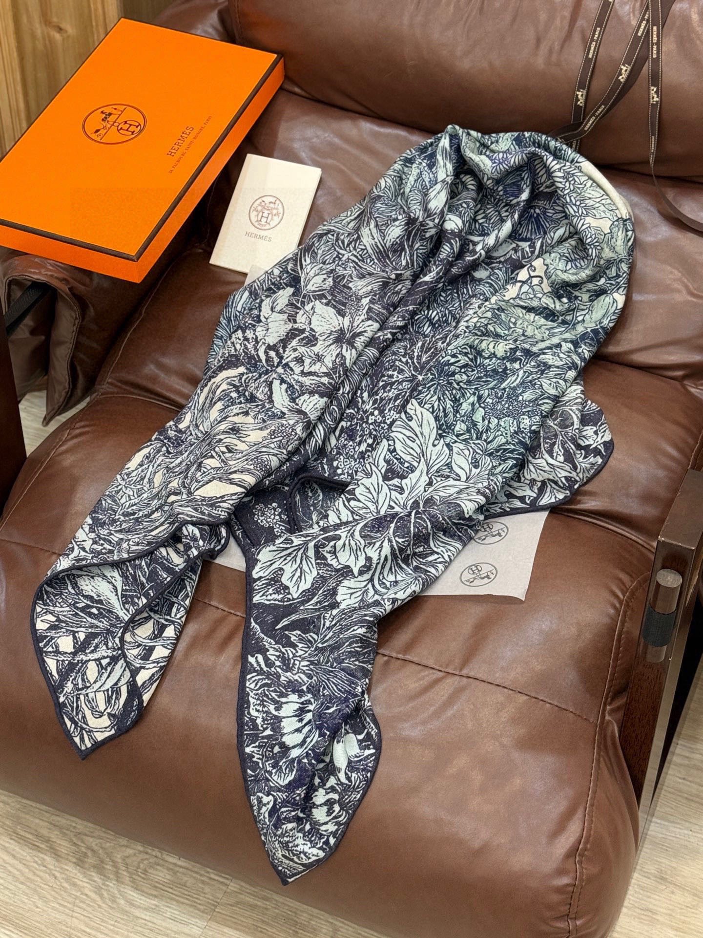 💟2025年秋冬抢先 上新💞【双面同色丝毛方巾】手工卷边山羊绒和真丝混纺披肩（70%山羊绒，30%桑蚕丝