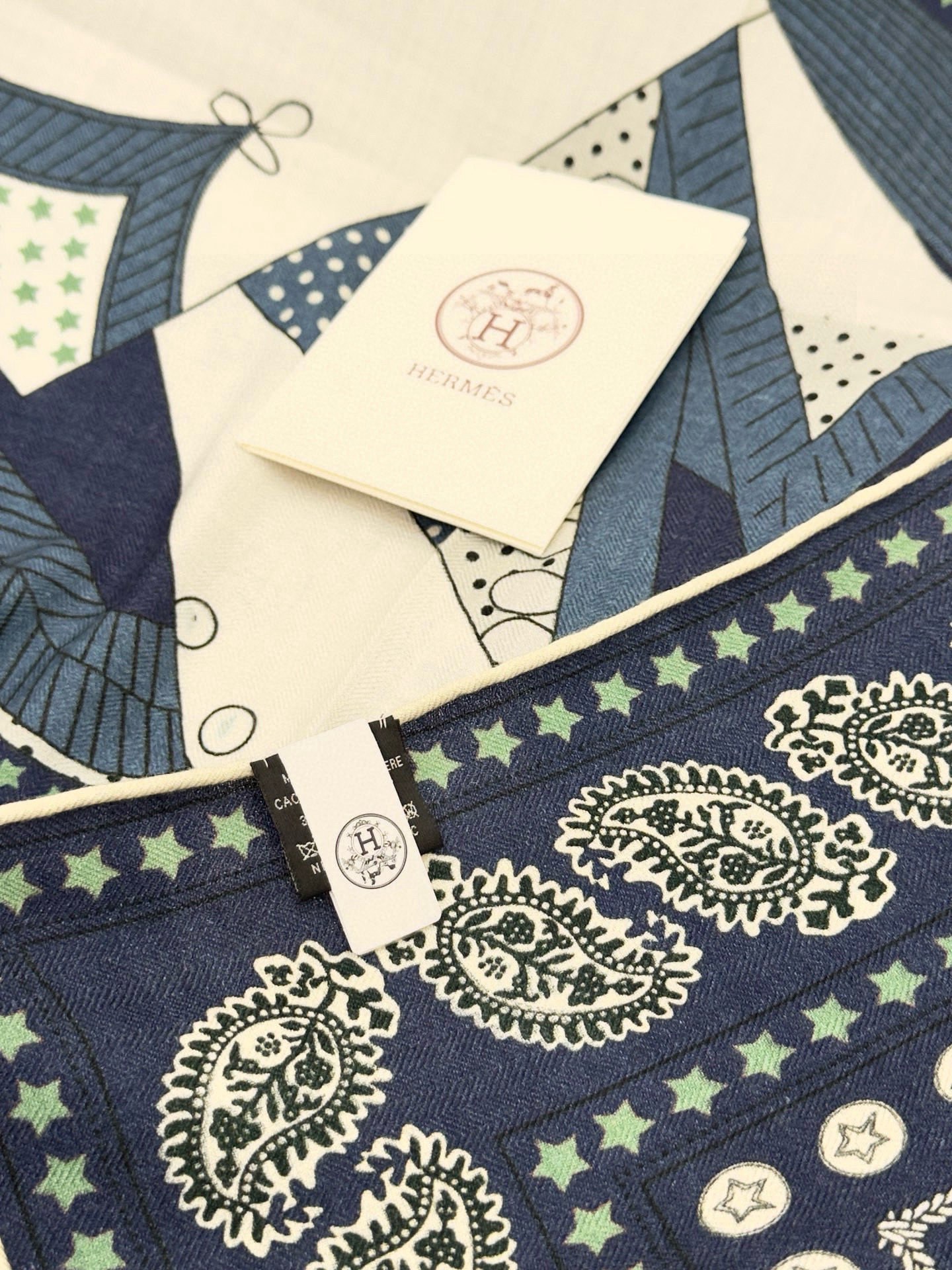 💟羊绒新款🆕👏👏买了都说好看‼️推荐💕爱马仕双面同色羊绒方巾，顶级工艺超值‼️爱马仕专柜爆款🎁💟立体呈现