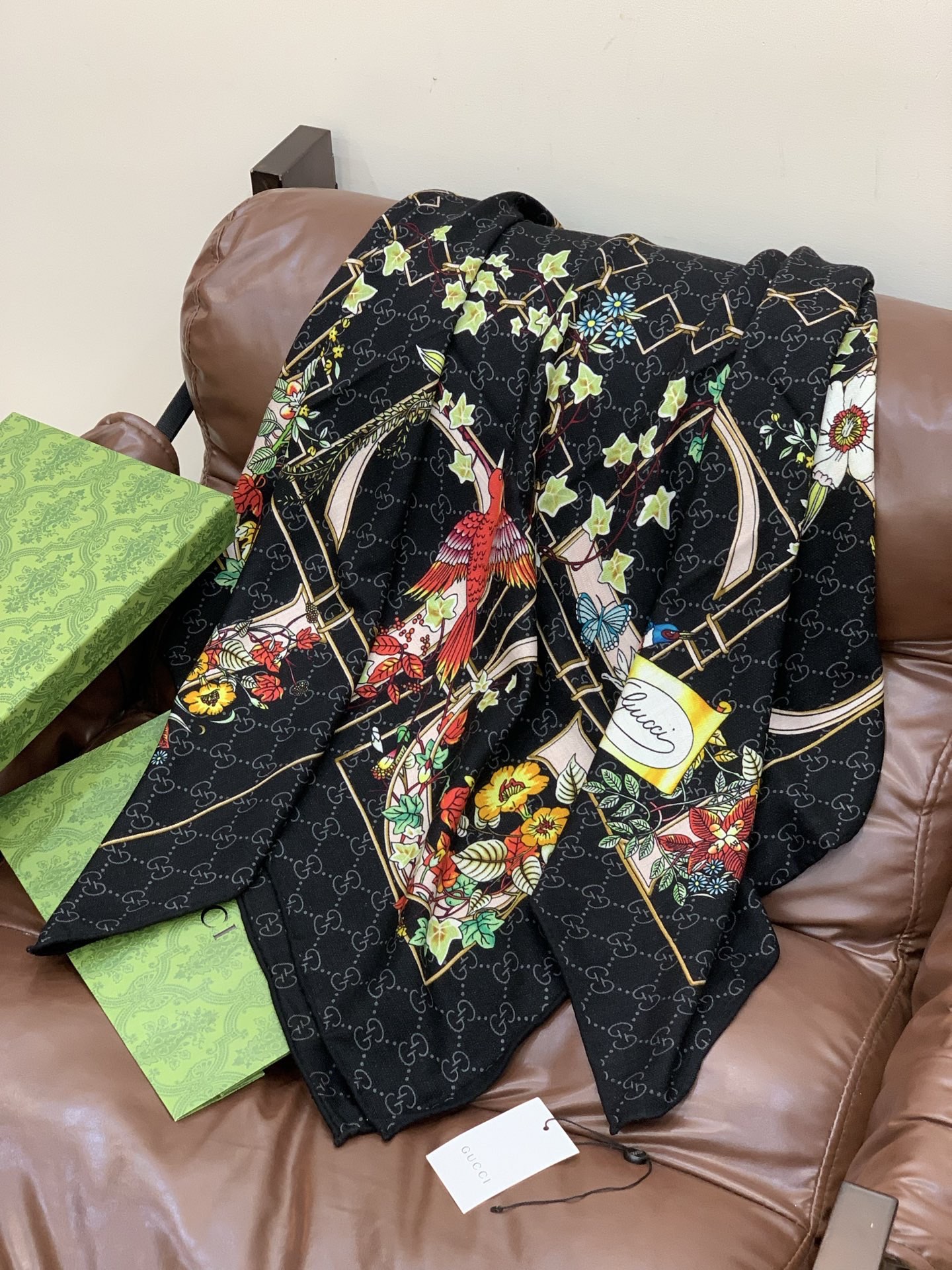 Gucci新款方巾 Gucci动物和花卉印花品牌典藏图案在与全新醒目印花的衬托下熠熠生辉。这款方巾匠心缀