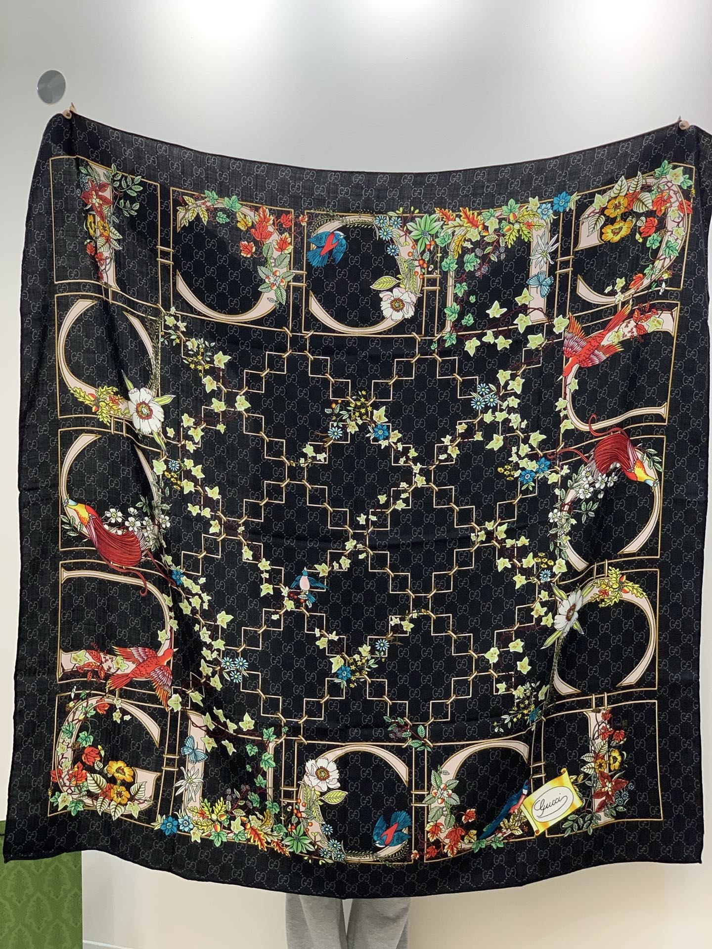 Gucci新款方巾 Gucci动物和花卉印花品牌典藏图案在与全新醒目印花的衬托下熠熠生辉。这款方巾匠心缀