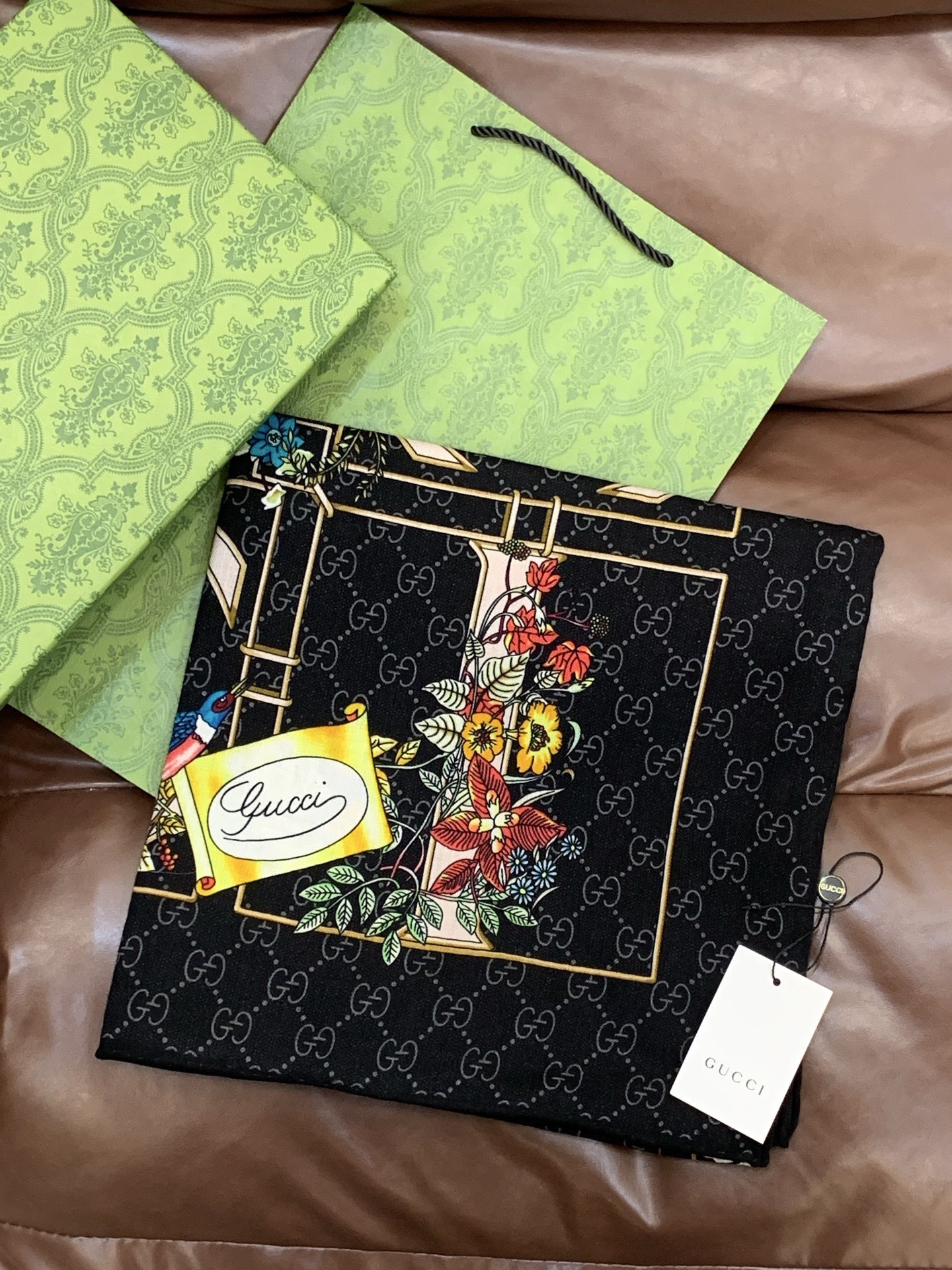 Gucci新款方巾 Gucci动物和花卉印花品牌典藏图案在与全新醒目印花的衬托下熠熠生辉。这款方巾匠心缀