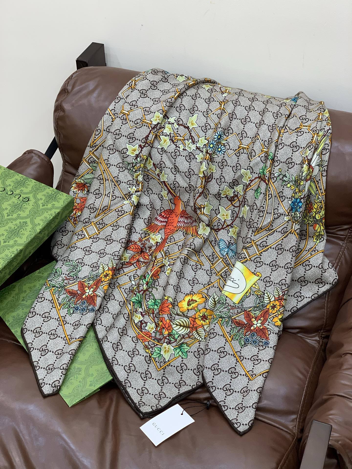 Gucci新款方巾 Gucci动物和花卉印花品牌典藏图案在与全新醒目印花的衬托下熠熠生辉。这款方巾匠心缀