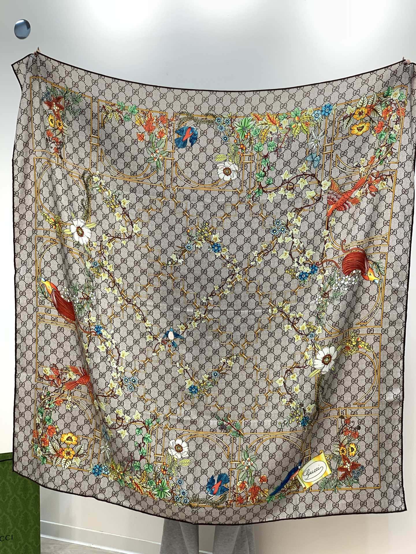 Gucci新款方巾 Gucci动物和花卉印花品牌典藏图案在与全新醒目印花的衬托下熠熠生辉。这款方巾匠心缀
