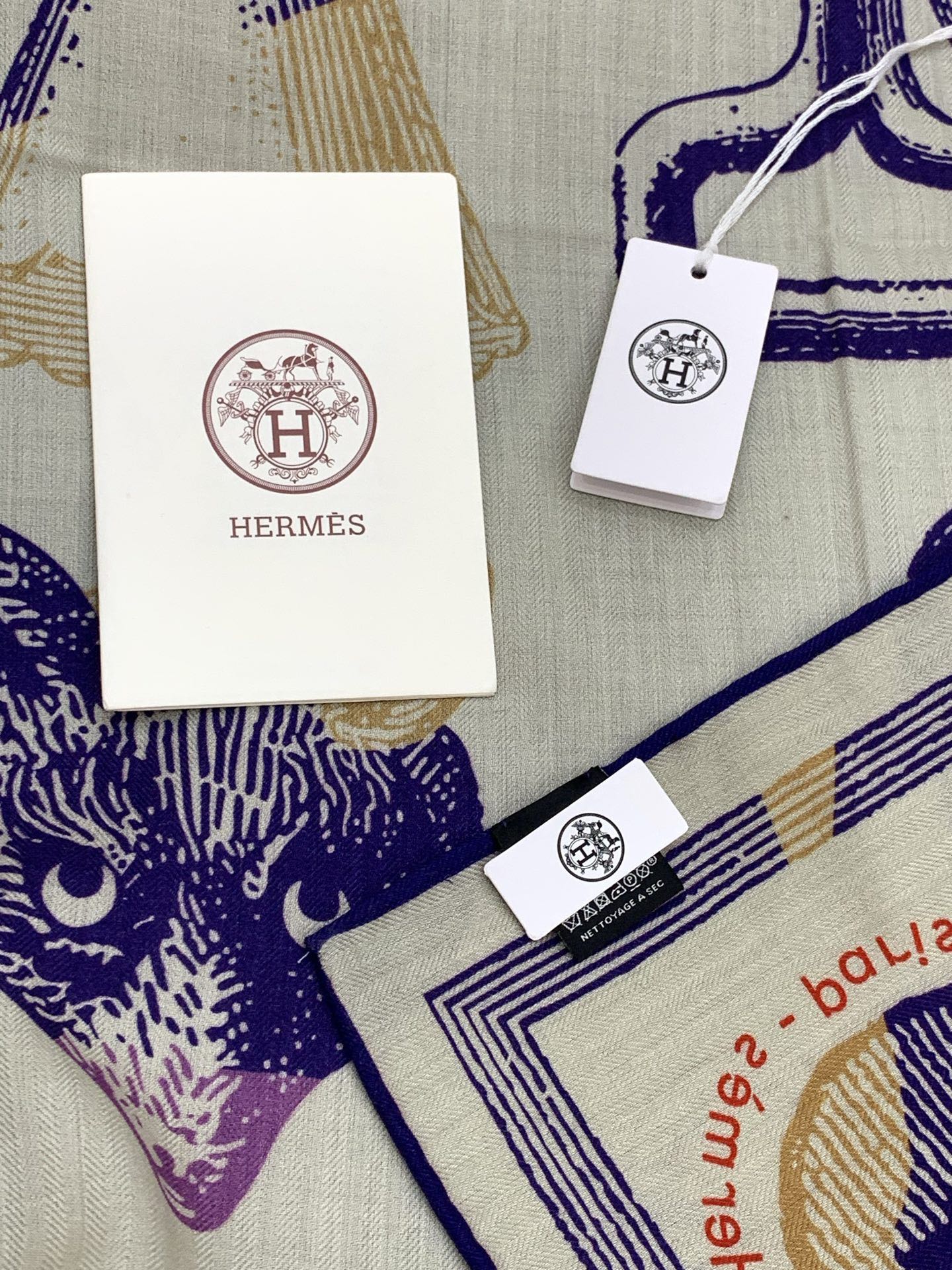 爱马仕(Hermes)【💗】 | “马具故事的诗意回顾”140披肩 【上新❤️】 永远秉承高品质手工卷边