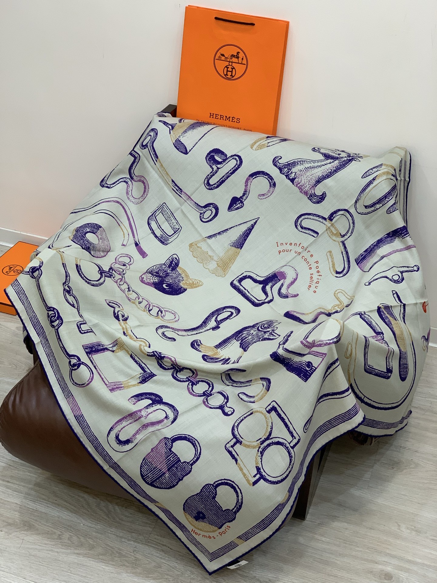 爱马仕(Hermes)【💗】 | “马具故事的诗意回顾”140披肩 【上新❤️】 永远秉承高品质手工卷边