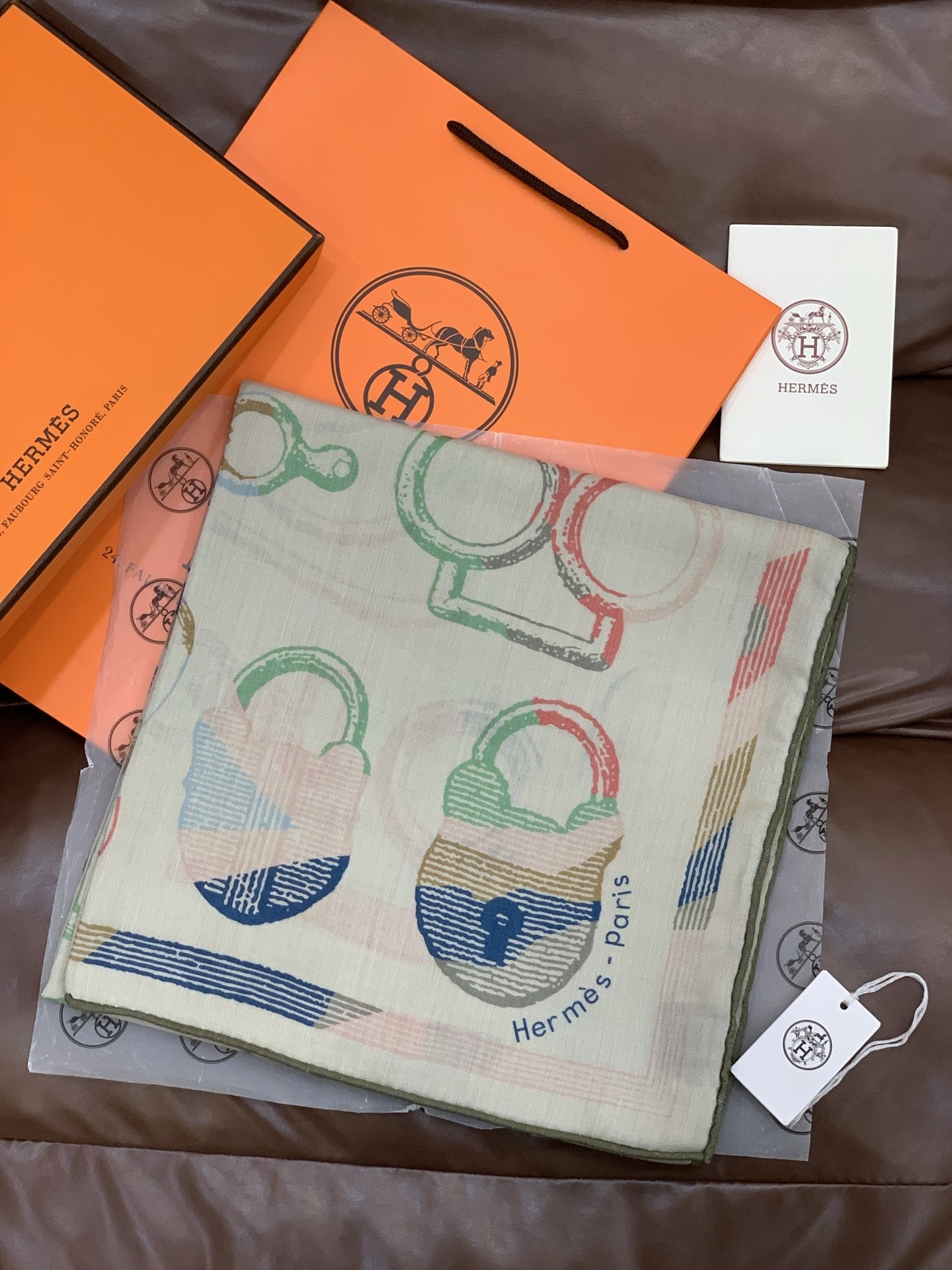 爱马仕(Hermes)【💗】 | “马具故事的诗意回顾”140披肩 【上新❤️】 永远秉承高品质手工卷边