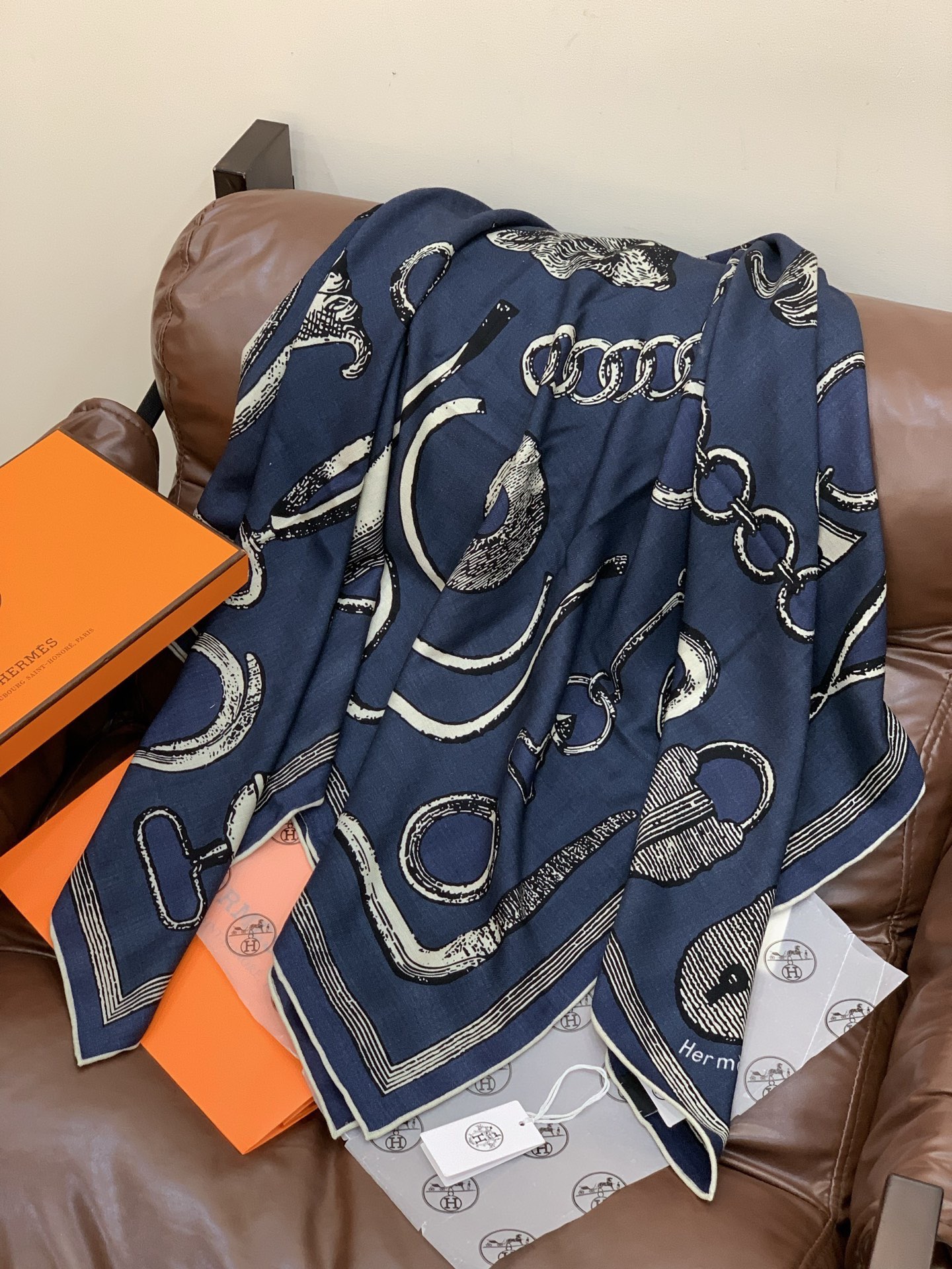 爱马仕(Hermes)【💗】 | “马具故事的诗意回顾”140披肩 【上新❤️】 永远秉承高品质手工卷边