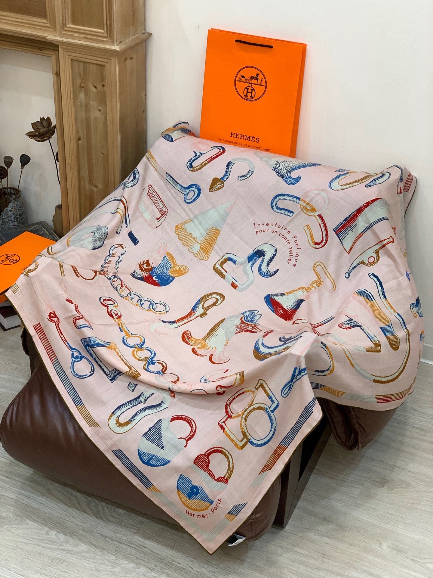 爱马仕(Hermes)【💗】 | “马具故事的诗意回顾”140披肩 【上新❤️】 永远秉承高品质手工卷边