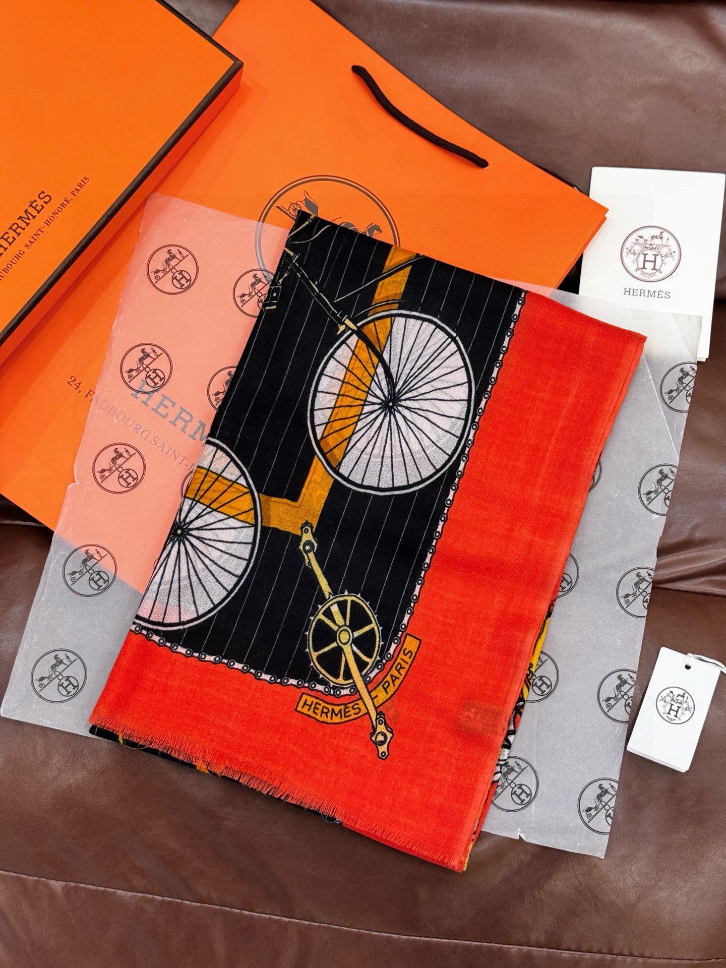 P195 羊绒新款 🆕🆕🌈💫速度‼️下手一定要快‼️H家新款【自行车长巾】,高端 大爱 货极少 现在用极好‼️真心美的让人非常非常心动 上身效果简直美翻了 品质非常完美👍‼️ 】整个围巾给人大牌气场的同时又非常精致秀丽💟绝对值得入手的新款💟‼️ 实物一拿到就会庆幸自己是女人的绝美好货😂 值得品鉴‼️完美气质品味Ditails首选👍🌟尺寸:110*200cm 100%顶极羊绒👑