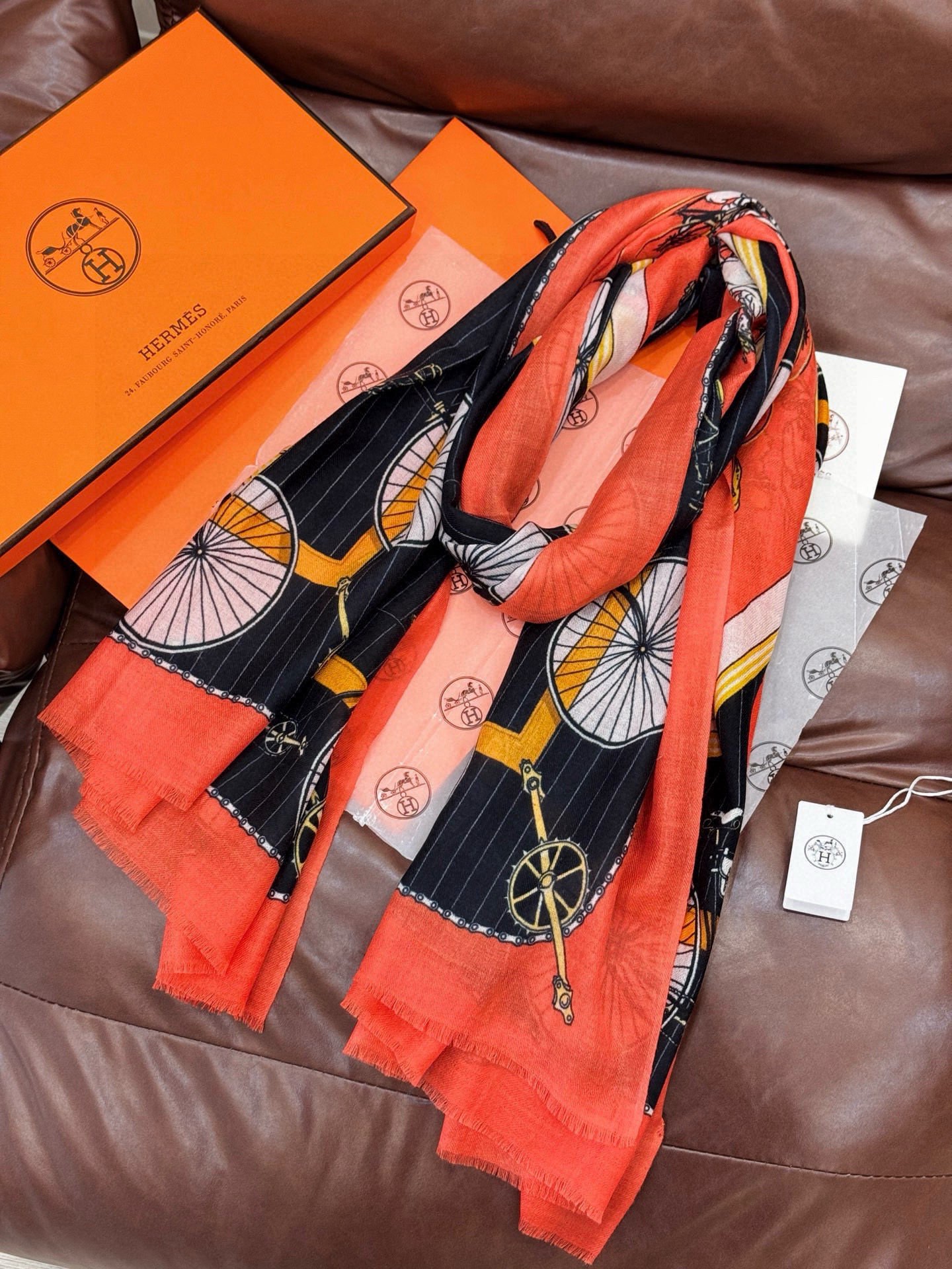 P195 羊绒新款 🆕🆕🌈💫速度‼️下手一定要快‼️H家新款【自行车长巾】,高端 大爱 货极少 现在用极好‼️真心美的让人非常非常心动 上身效果简直美翻了 品质非常完美👍‼️ 】整个围巾给人大牌气场的同时又非常精致秀丽💟绝对值得入手的新款💟‼️ 实物一拿到就会庆幸自己是女人的绝美好货😂 值得品鉴‼️完美气质品味Ditails首选👍🌟尺寸:110*200cm 100%顶极羊绒👑