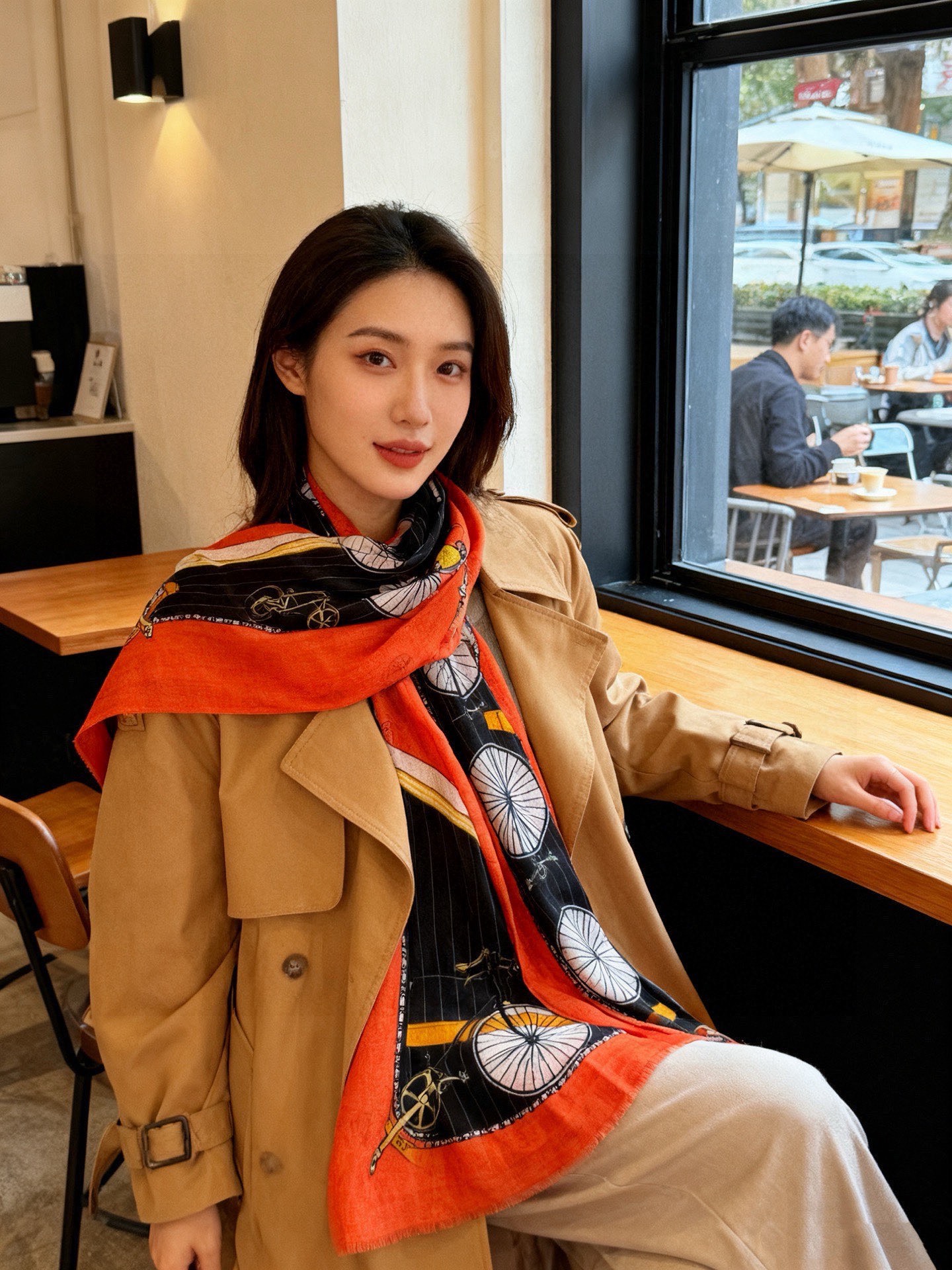 P195 羊绒新款 🆕🆕🌈💫速度‼️下手一定要快‼️H家新款【自行车长巾】,高端 大爱 货极少 现在用极好‼️真心美的让人非常非常心动 上身效果简直美翻了 品质非常完美👍‼️ 】整个围巾给人大牌气场的同时又非常精致秀丽💟绝对值得入手的新款💟‼️ 实物一拿到就会庆幸自己是女人的绝美好货😂 值得品鉴‼️完美气质品味Ditails首选👍🌟尺寸:110*200cm 100%顶极羊绒👑