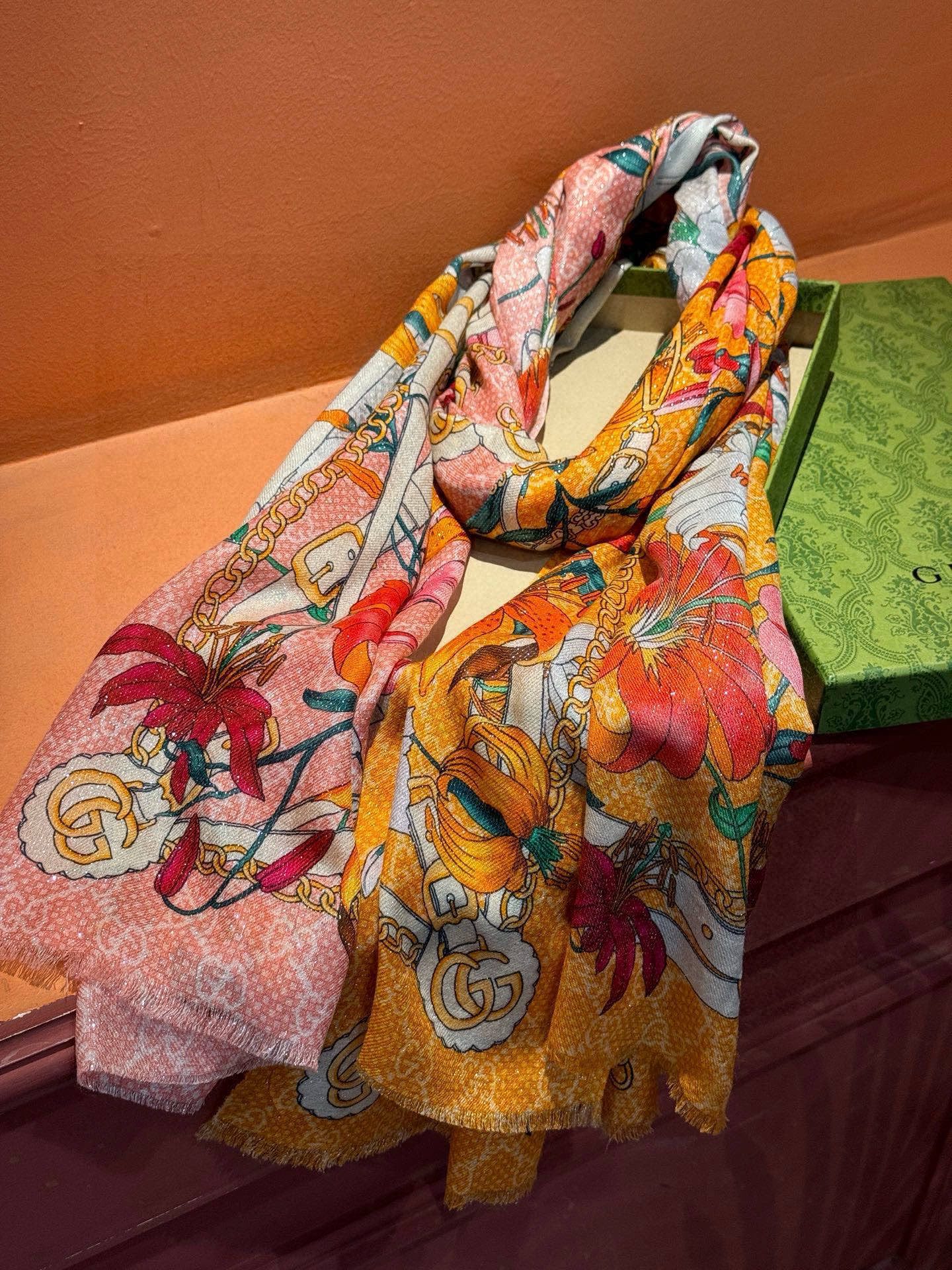 Gucci花卉羊绒围巾~超级抬气色！高级女人味！】羊绒围巾也能这么美！！！Gucci这款双面花卉羊绒围巾