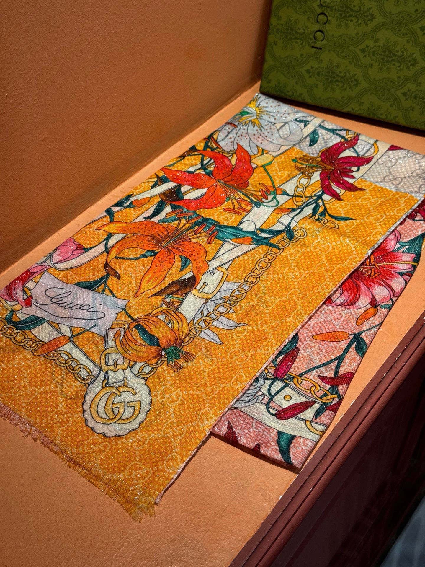 Gucci花卉羊绒围巾~超级抬气色！高级女人味！】羊绒围巾也能这么美！！！Gucci这款双面花卉羊绒围巾