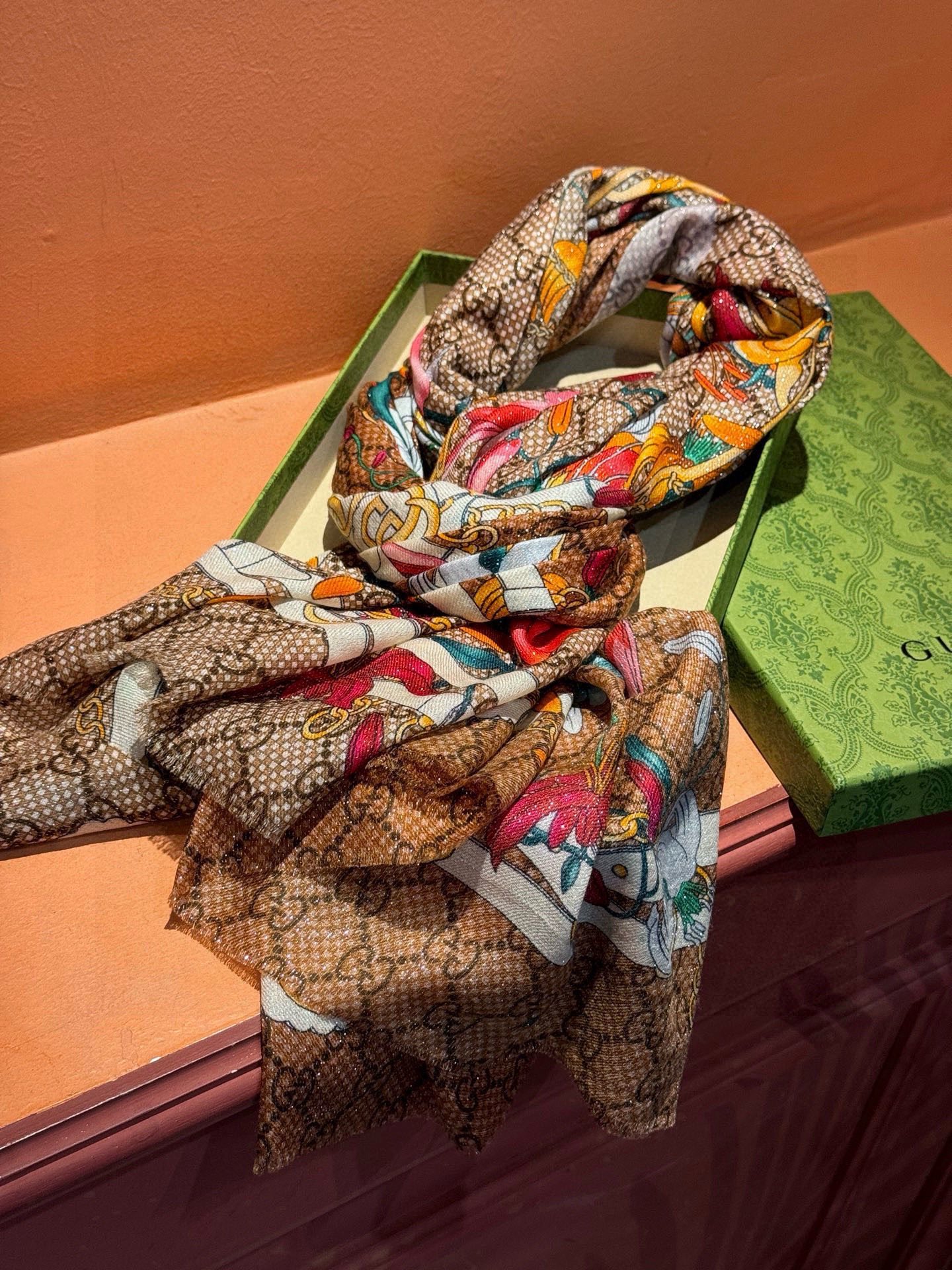 Gucci花卉羊绒围巾~超级抬气色！高级女人味！】羊绒围巾也能这么美！！！Gucci这款双面花卉羊绒围巾