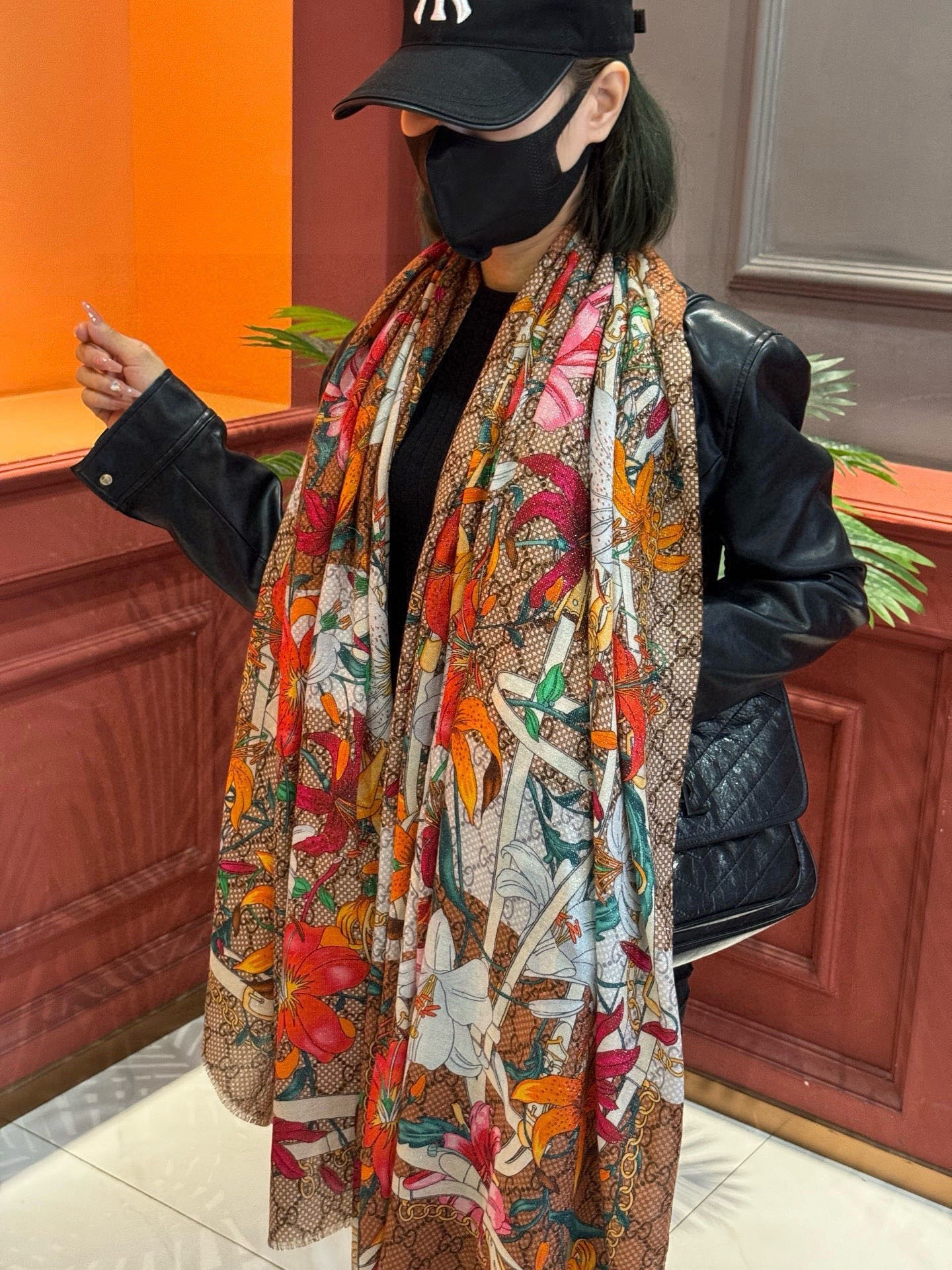 Gucci花卉羊绒围巾~超级抬气色！高级女人味！】羊绒围巾也能这么美！！！Gucci这款双面花卉羊绒围巾
