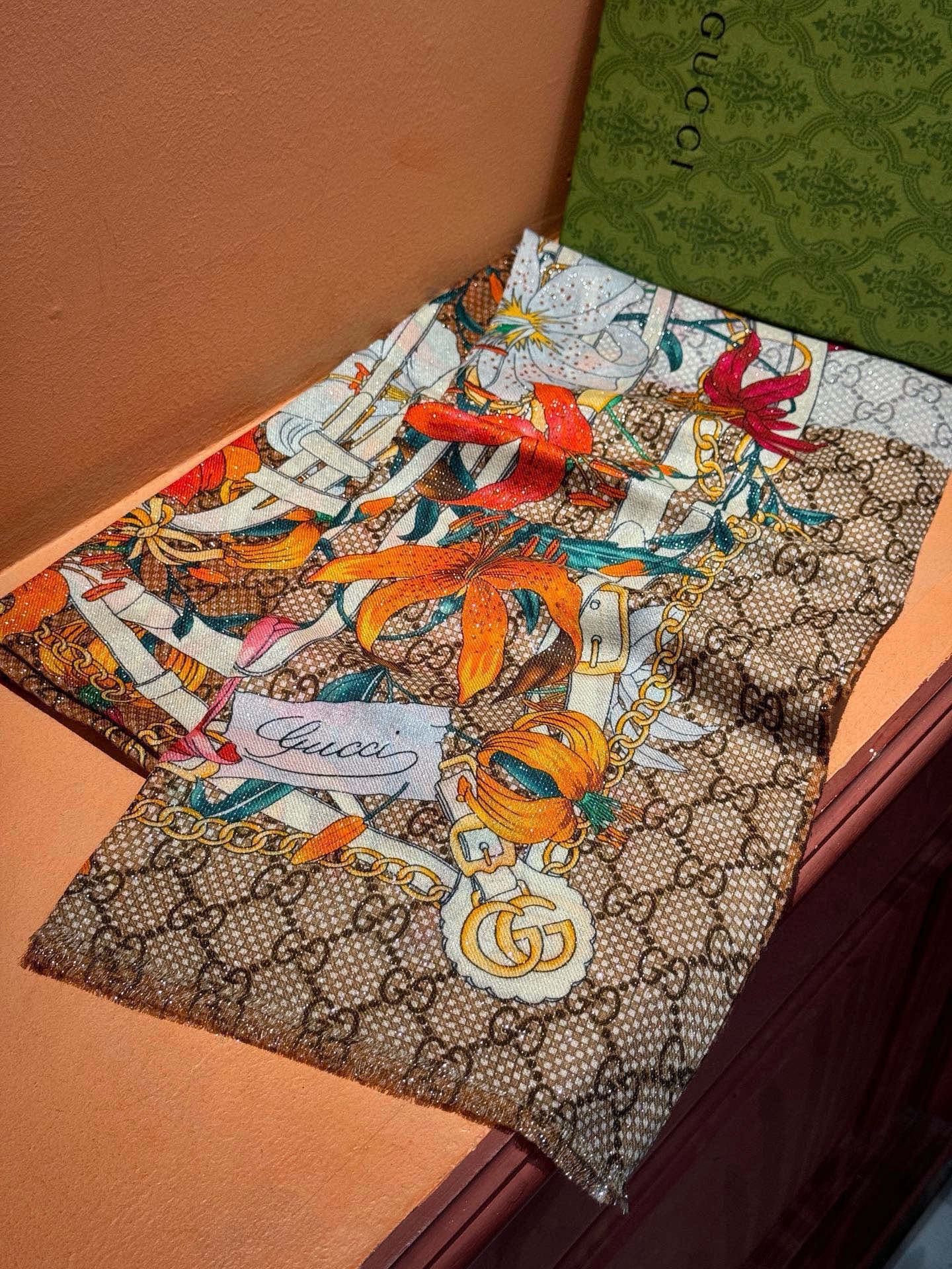 Gucci花卉羊绒围巾~超级抬气色！高级女人味！】羊绒围巾也能这么美！！！Gucci这款双面花卉羊绒围巾