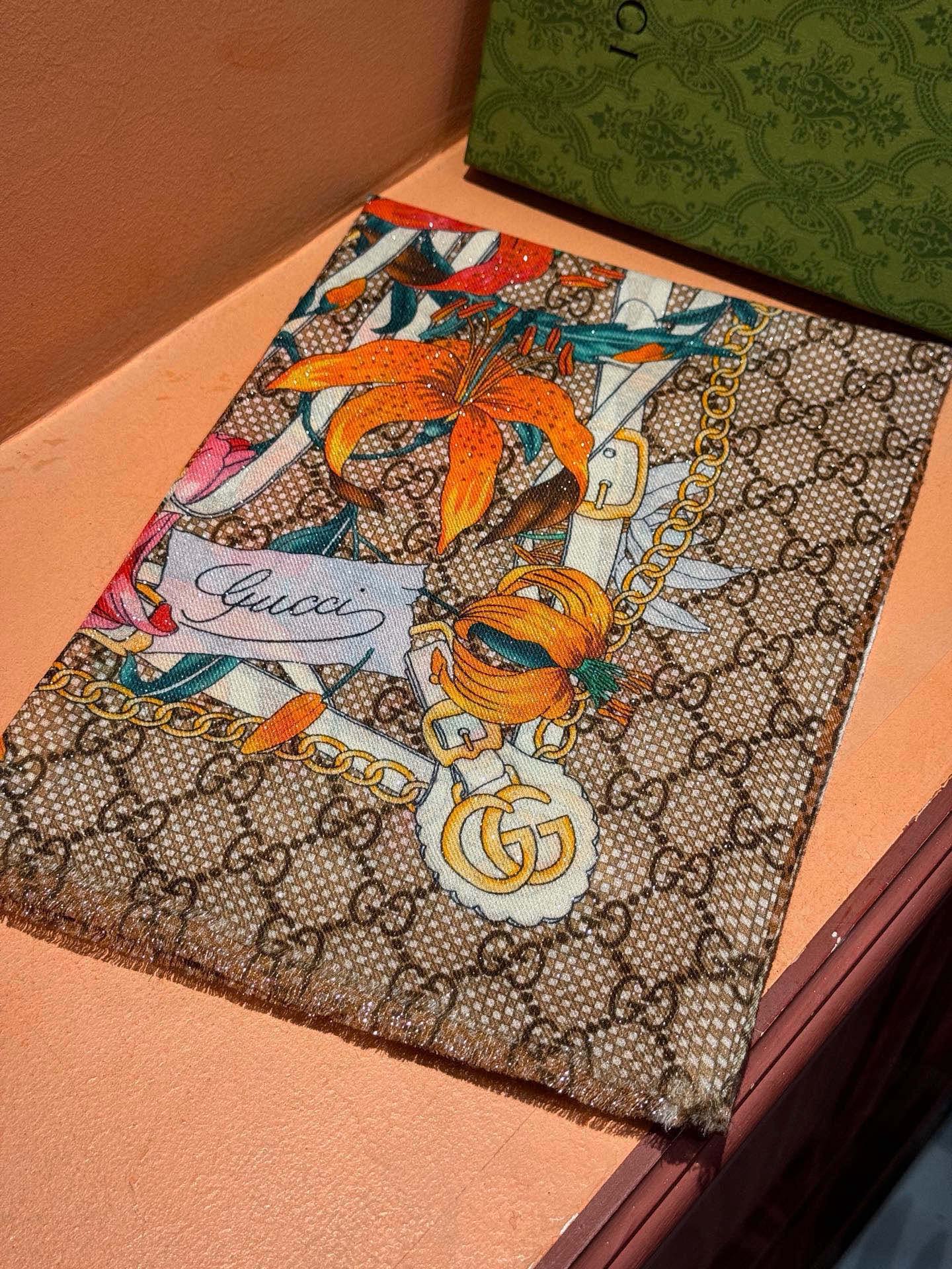 Gucci花卉羊绒围巾~超级抬气色！高级女人味！】羊绒围巾也能这么美！！！Gucci这款双面花卉羊绒围巾