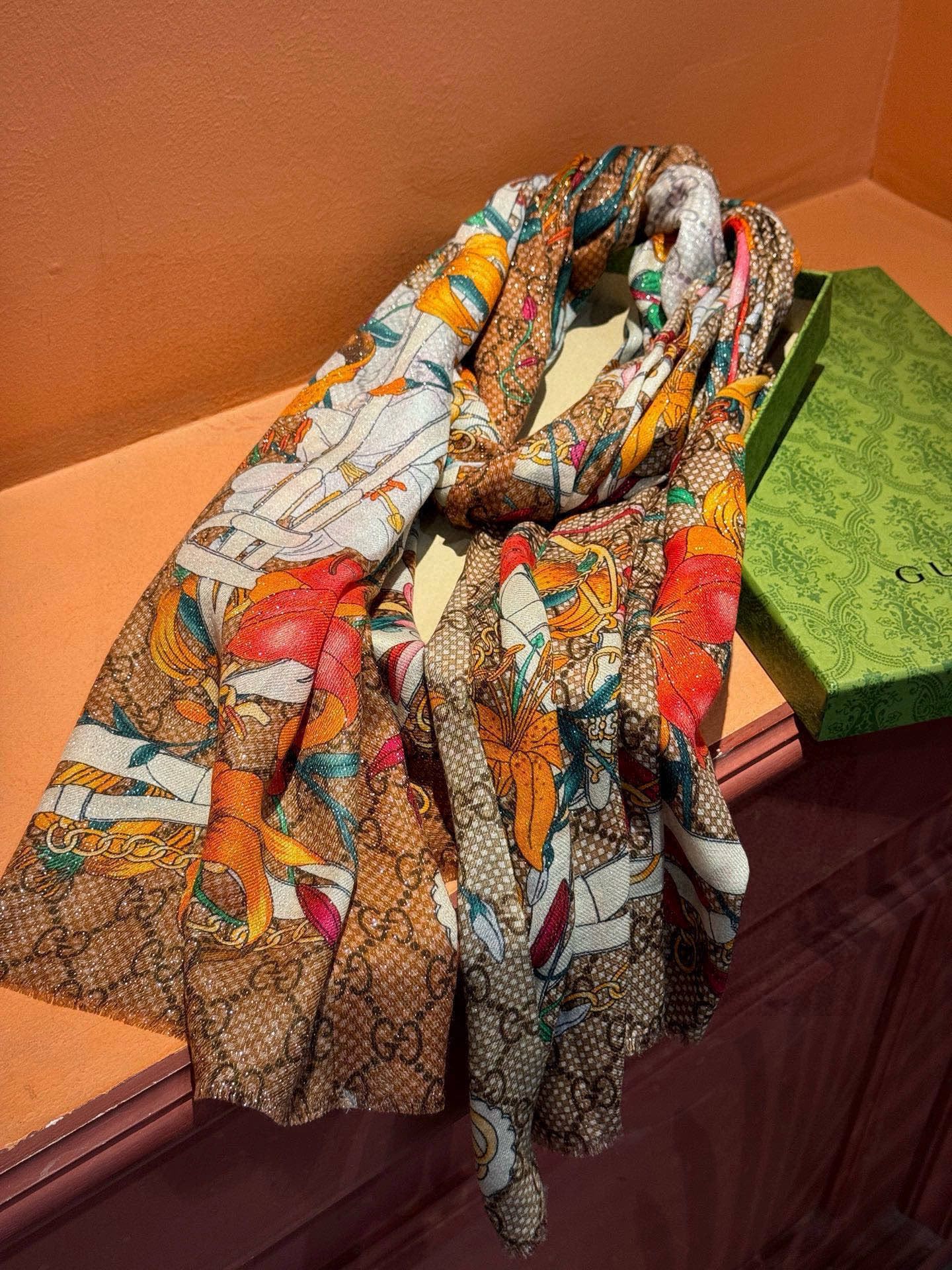 Gucci花卉羊绒围巾~超级抬气色！高级女人味！】羊绒围巾也能这么美！！！Gucci这款双面花卉羊绒围巾