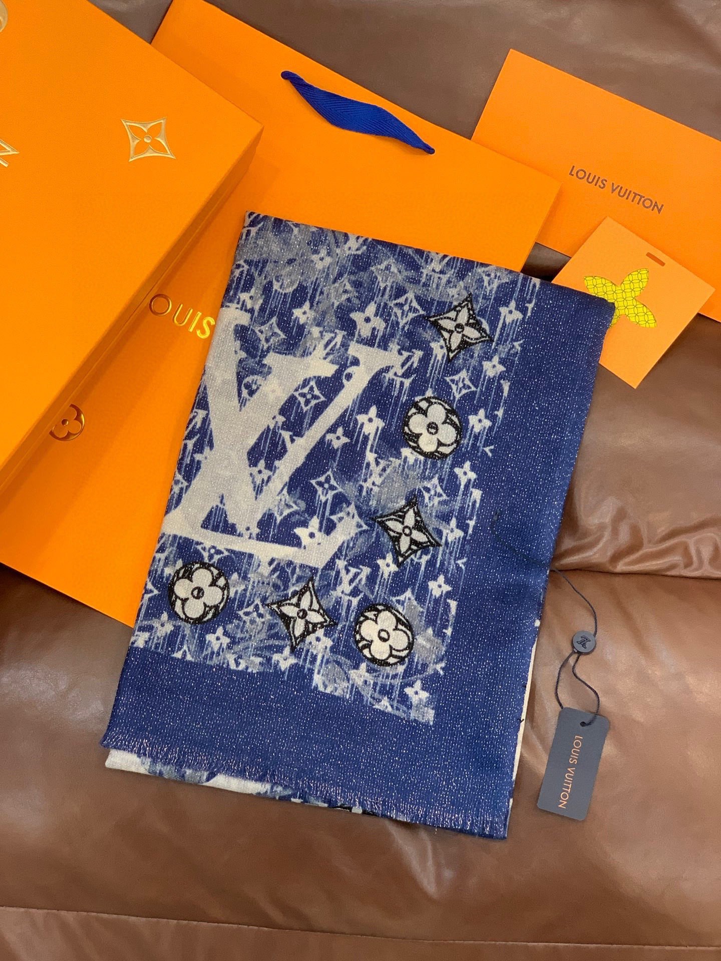 会发光发亮的围巾银丝羊绒长巾✨专柜同步‼️真心赞‼️驴家【L字母与花纹长巾】路易威登经典 Monogra