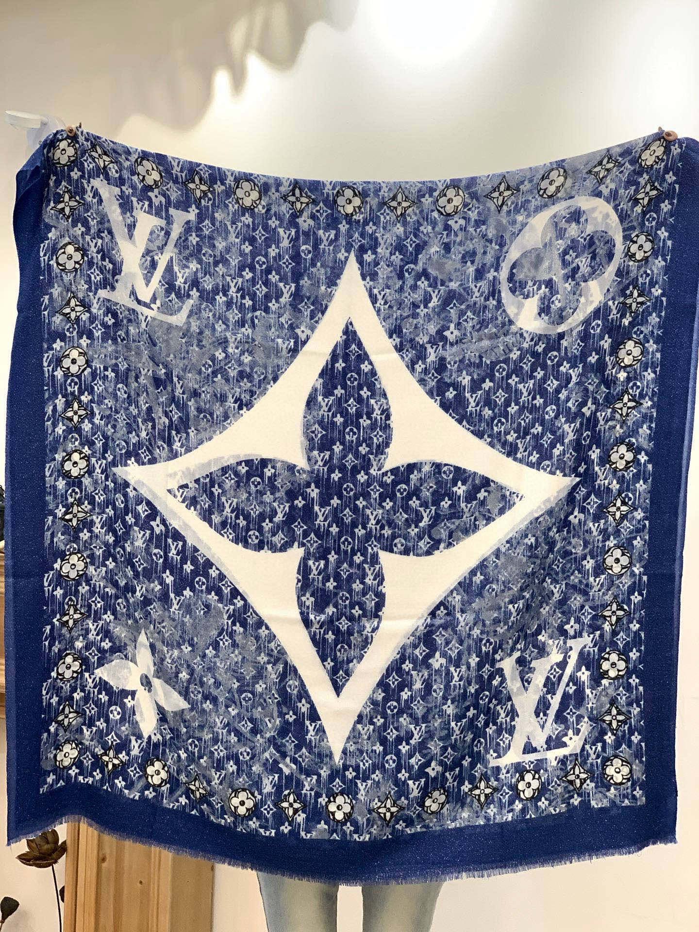 会发光发亮的围巾银丝羊绒长巾✨专柜同步‼️真心赞‼️驴家【L字母与花纹长巾】路易威登经典 Monogra