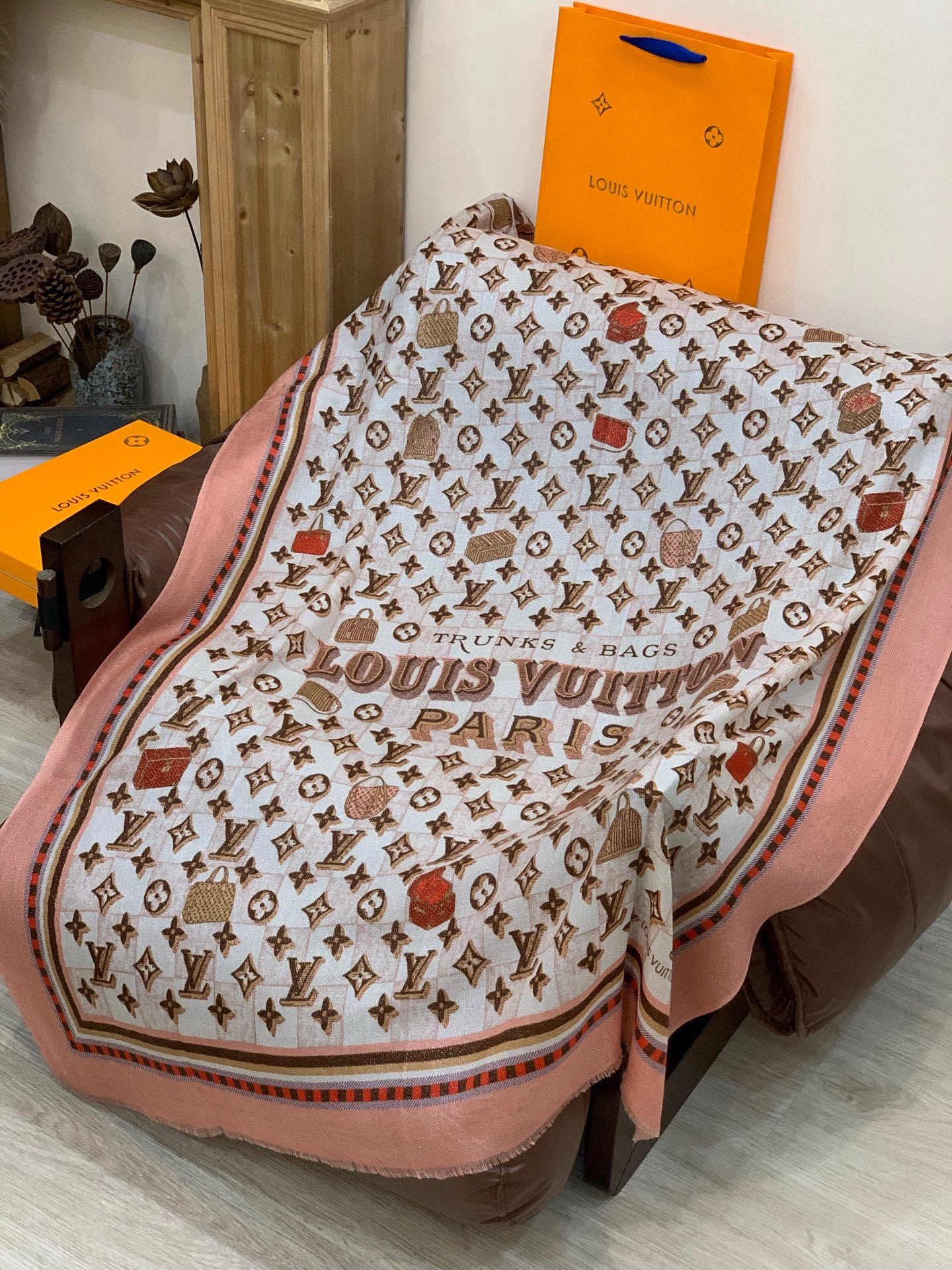 会发光发亮的围巾银丝羊绒长巾✨专柜同步‼️真心赞‼️驴家【L字母与花纹长巾】路易威登经典 Monogra