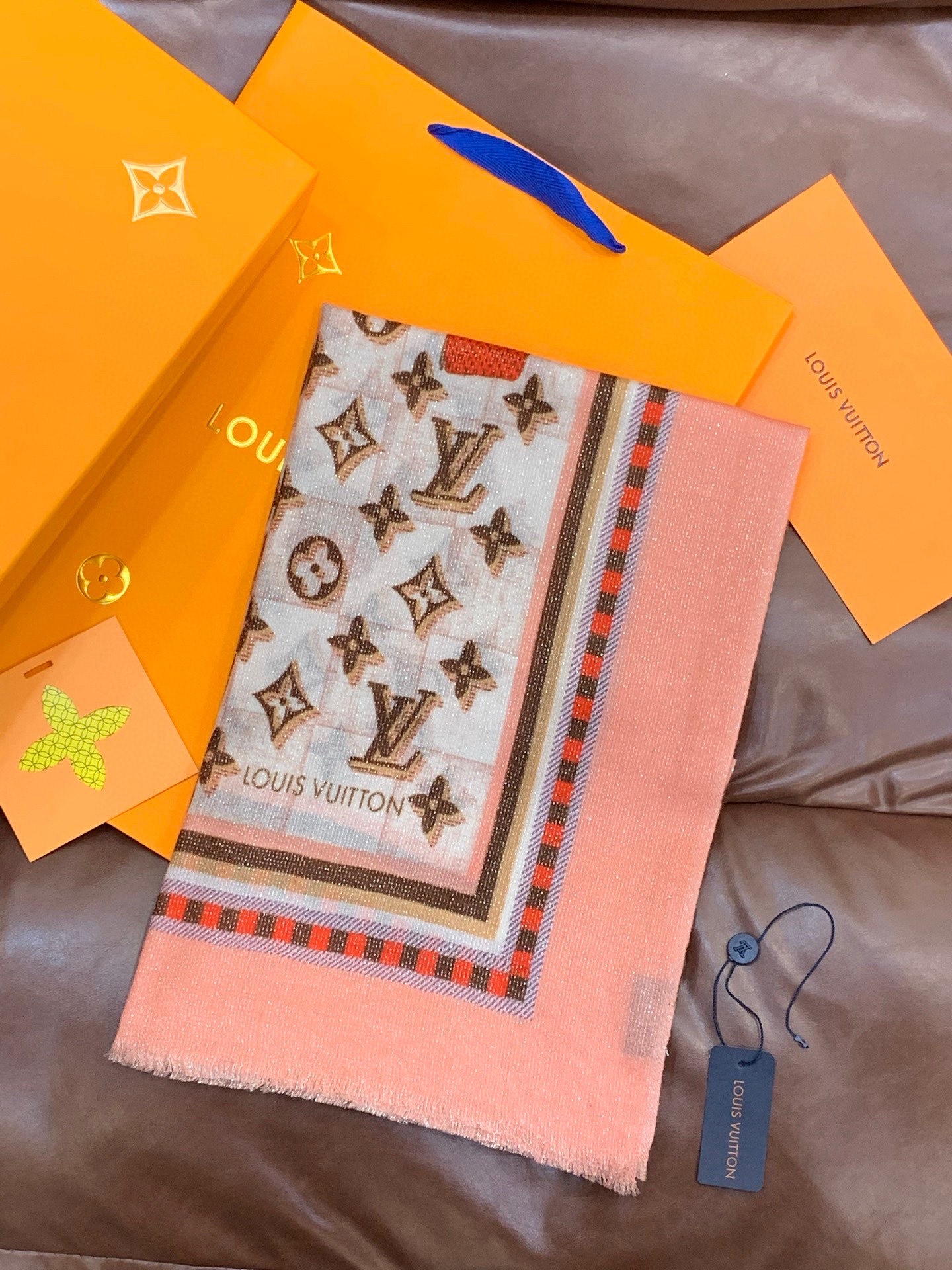会发光发亮的围巾银丝羊绒长巾✨专柜同步‼️真心赞‼️驴家【L字母与花纹长巾】路易威登经典 Monogra