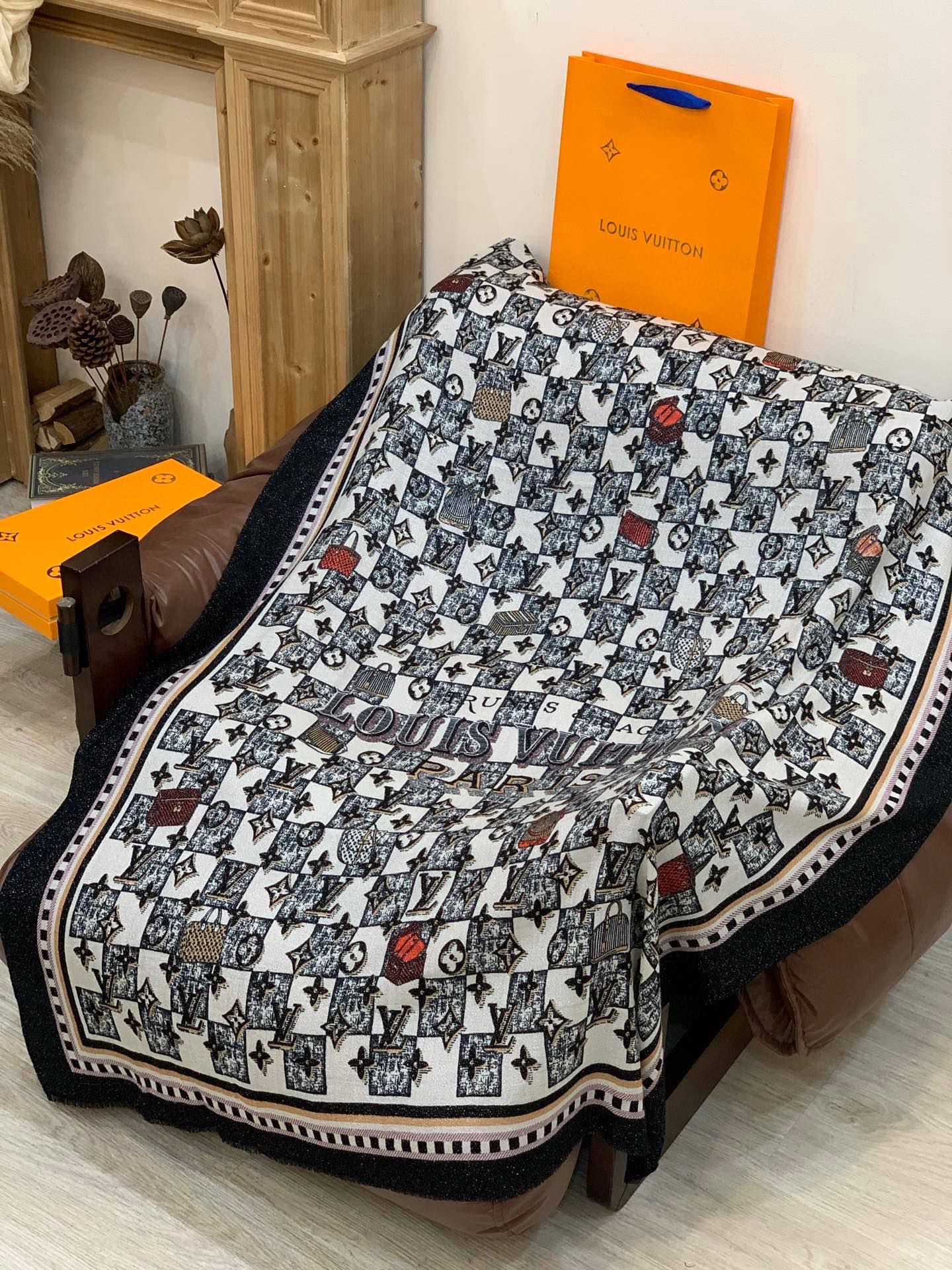 会发光发亮的围巾银丝羊绒长巾✨专柜同步‼️真心赞‼️驴家【L字母与花纹长巾】路易威登经典 Monogra