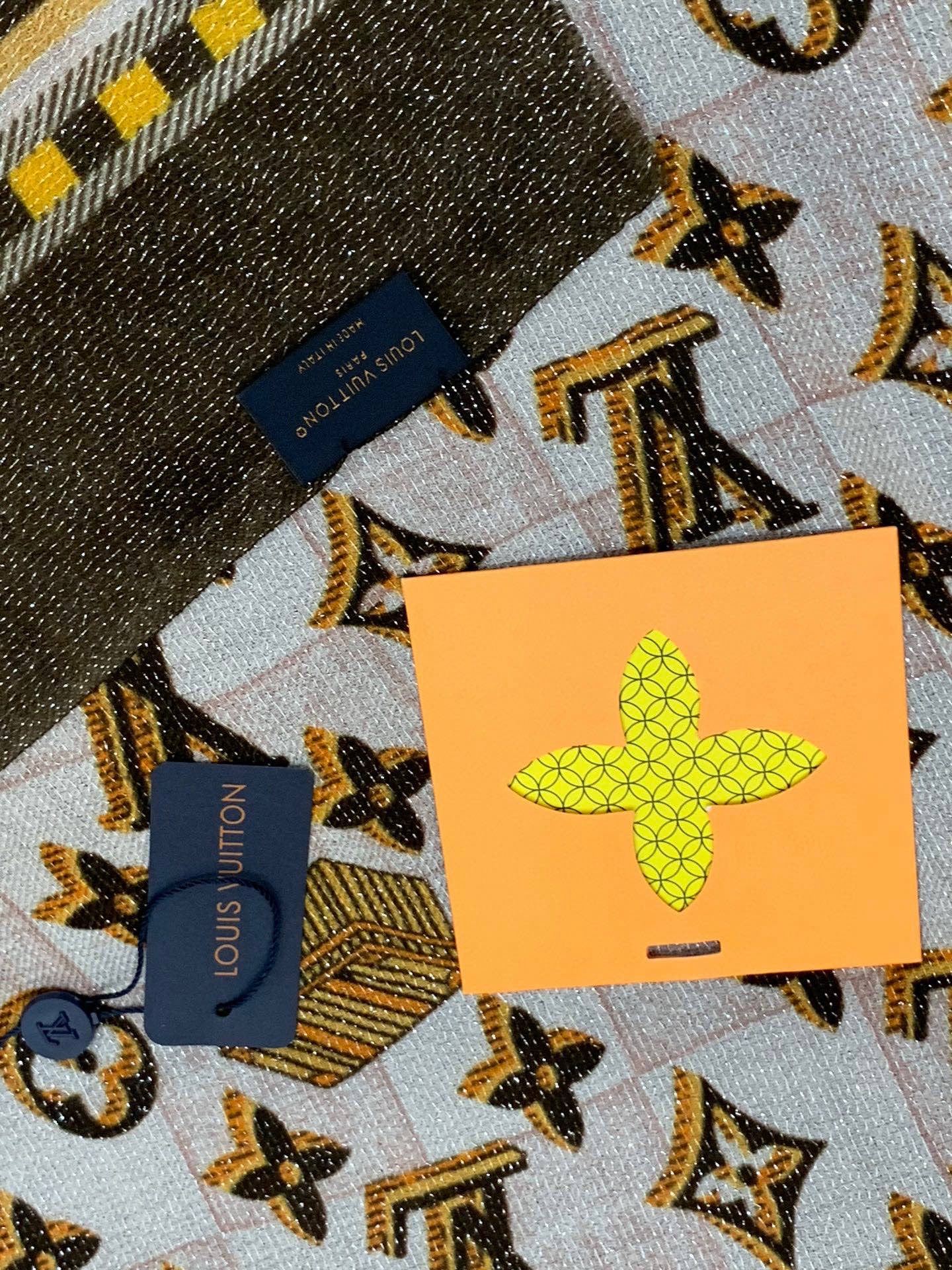 会发光发亮的围巾银丝羊绒长巾✨专柜同步‼️真心赞‼️驴家【L字母与花纹长巾】路易威登经典 Monogra