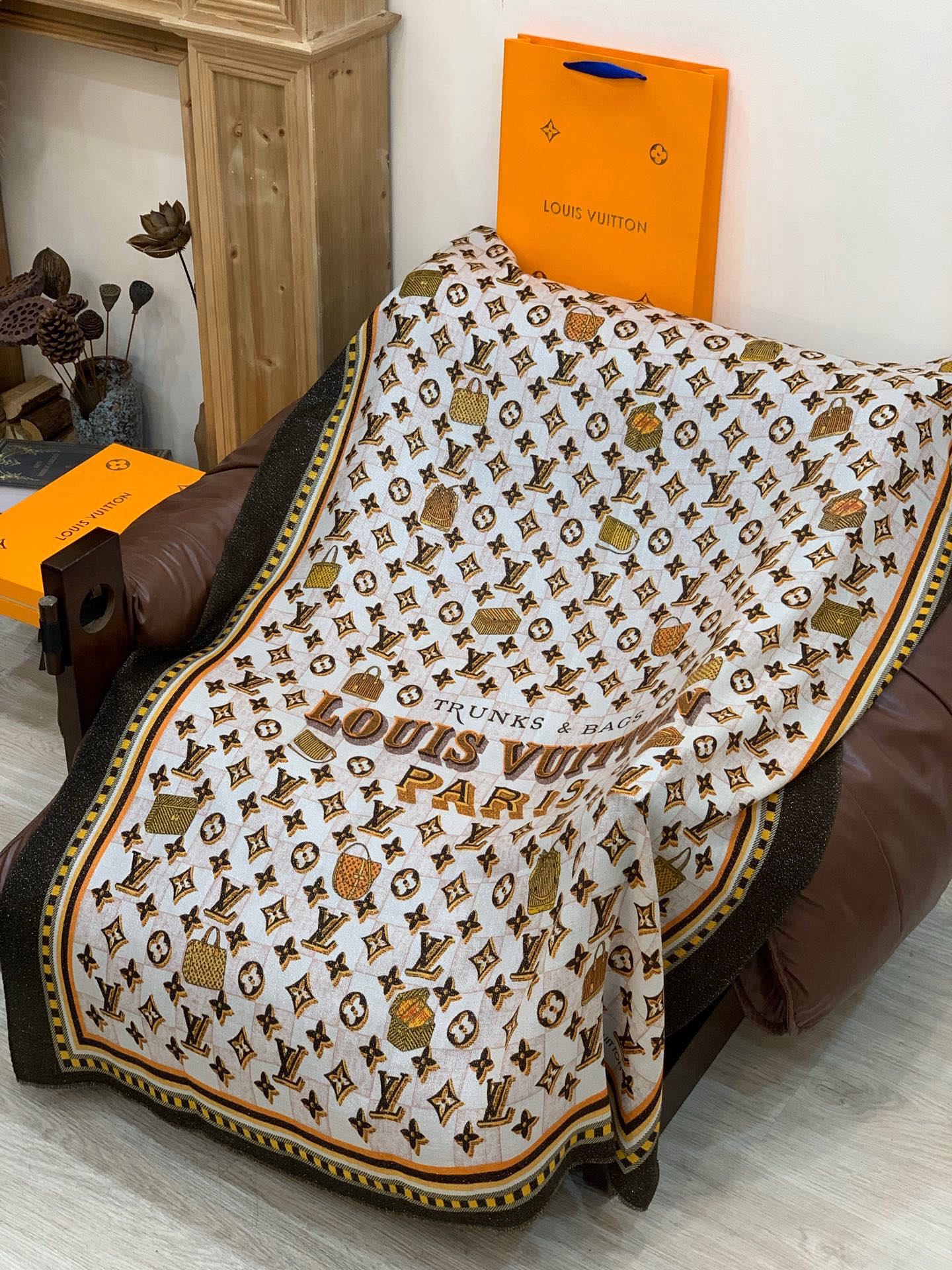 会发光发亮的围巾银丝羊绒长巾✨专柜同步‼️真心赞‼️驴家【L字母与花纹长巾】路易威登经典 Monogra