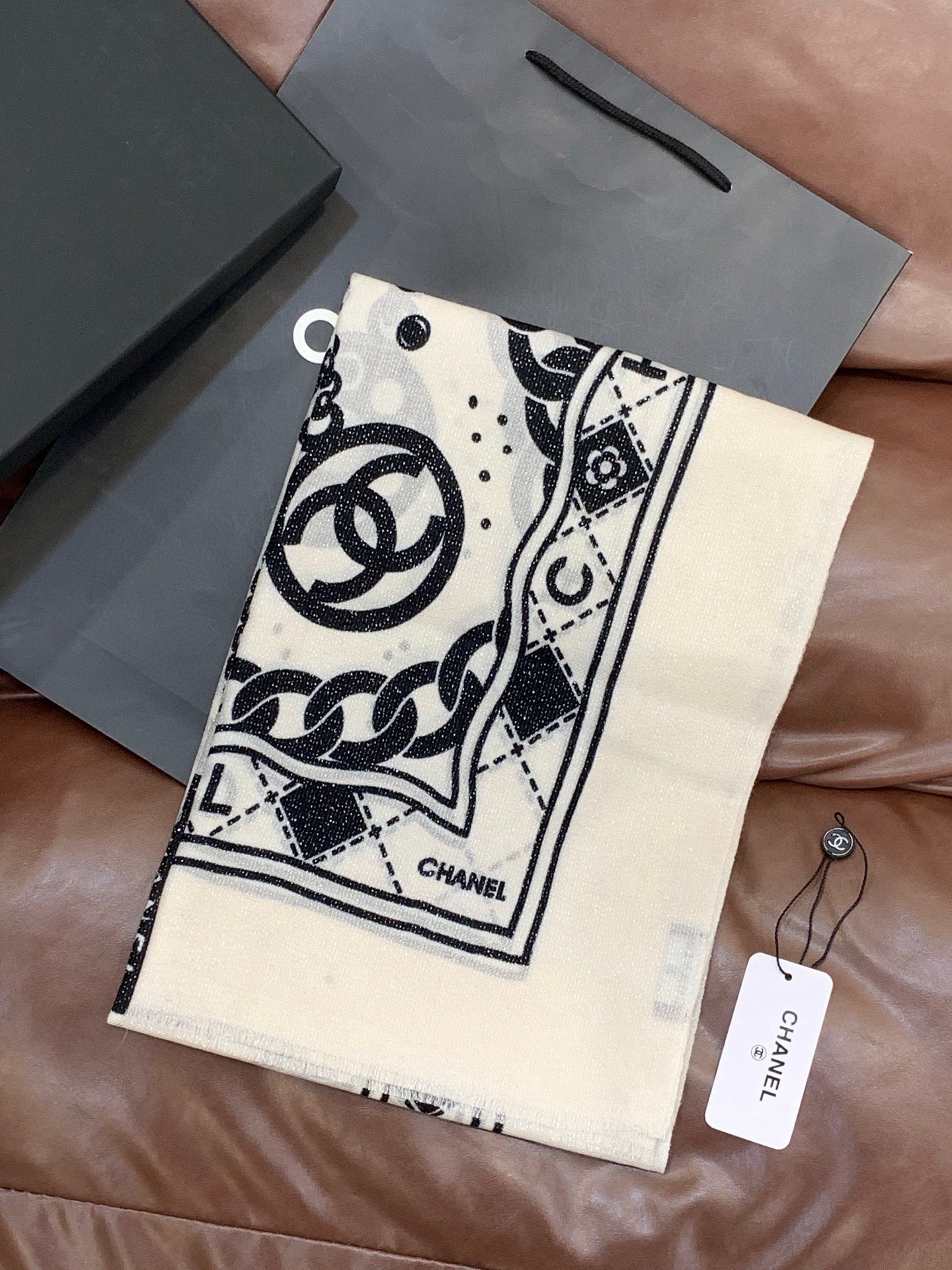 上新🌟 会发光发亮的围巾 💄💋新款客供银线💖羊绒面料长巾 😘美翻了[流泪]【银线双C图案】御用殿堂级极‼