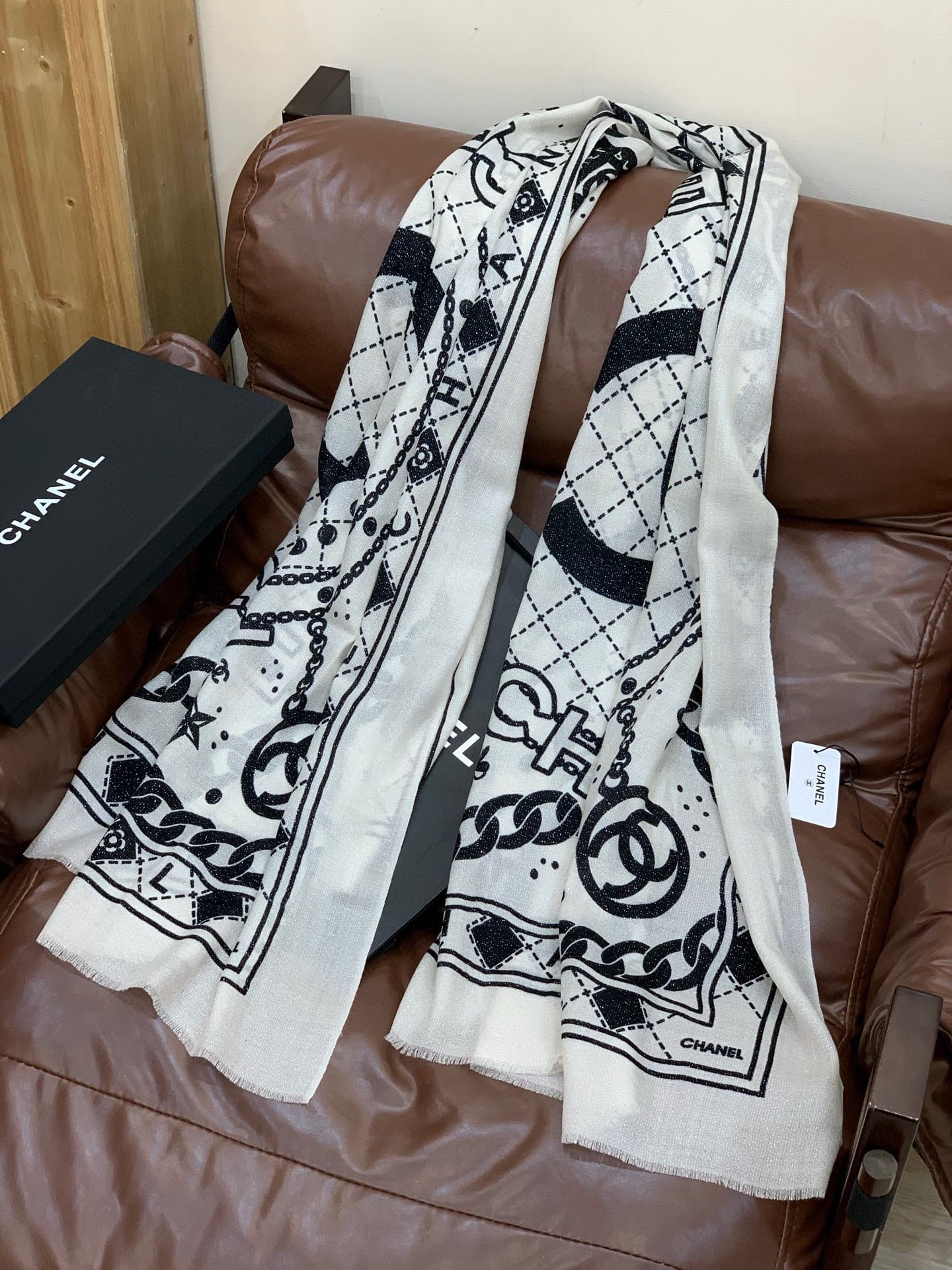 上新🌟 会发光发亮的围巾 💄💋新款客供银线💖羊绒面料长巾 😘美翻了[流泪]【银线双C图案】御用殿堂级极‼