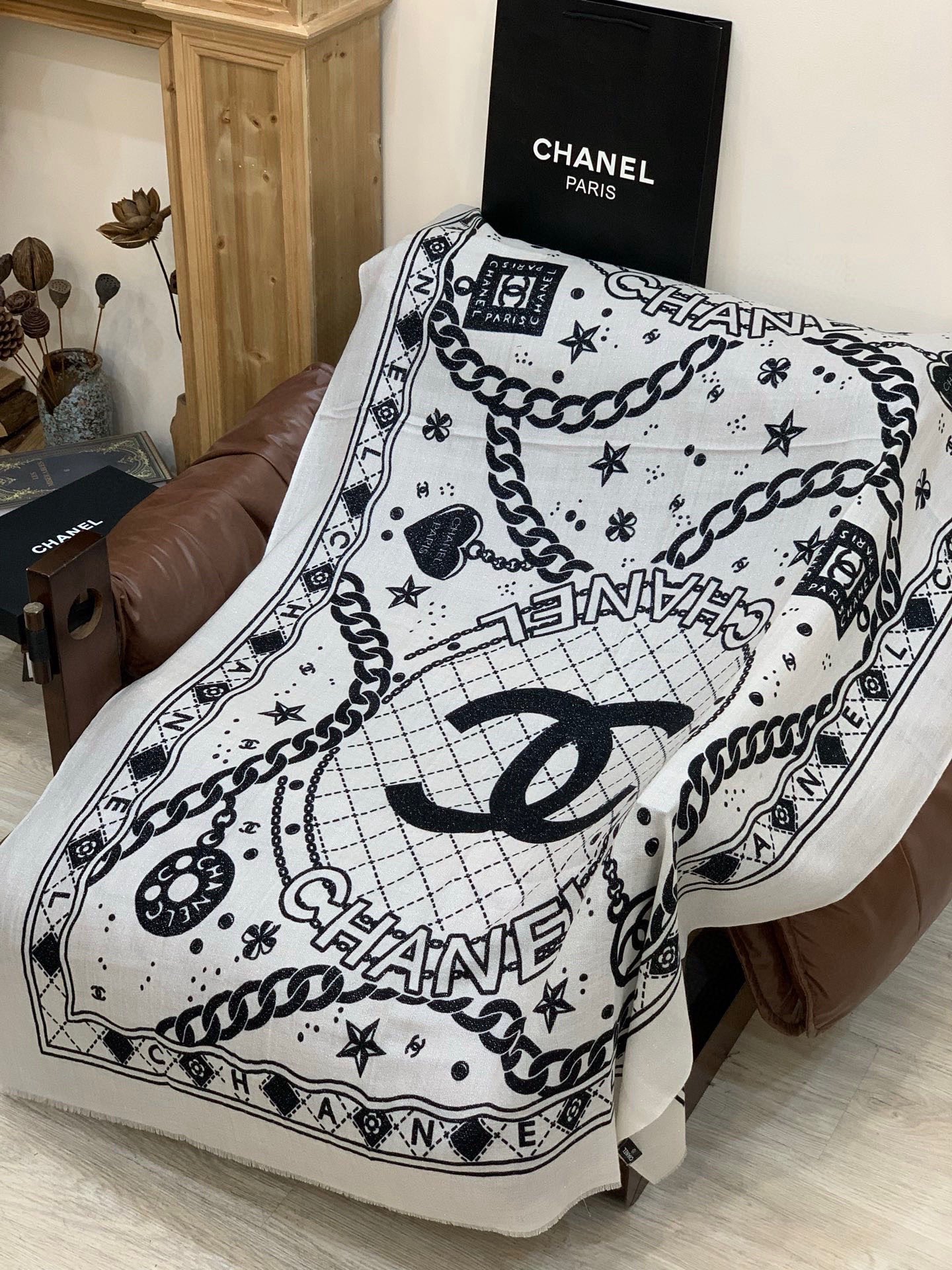 上新🌟 会发光发亮的围巾 💄💋新款客供银线💖羊绒面料长巾 😘美翻了[流泪]【银线双C图案】御用殿堂级极‼