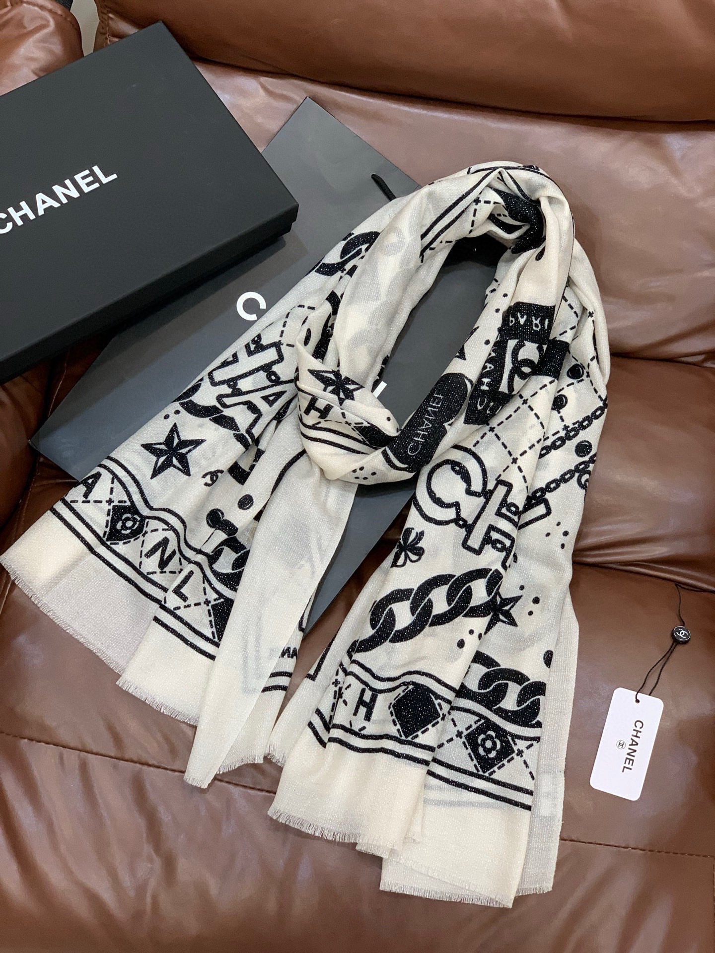 上新🌟 会发光发亮的围巾 💄💋新款客供银线💖羊绒面料长巾 😘美翻了[流泪]【银线双C图案】御用殿堂级极‼