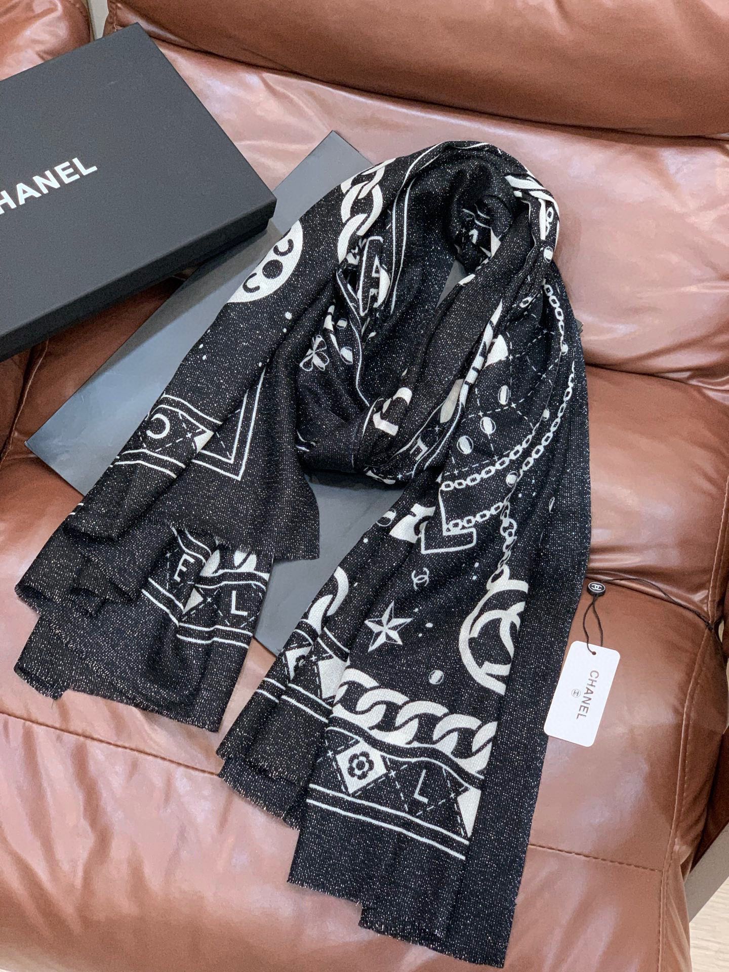 上新🌟 会发光发亮的围巾 💄💋新款客供银线💖羊绒面料长巾 😘美翻了[流泪]【银线双C图案】御用殿堂级极‼