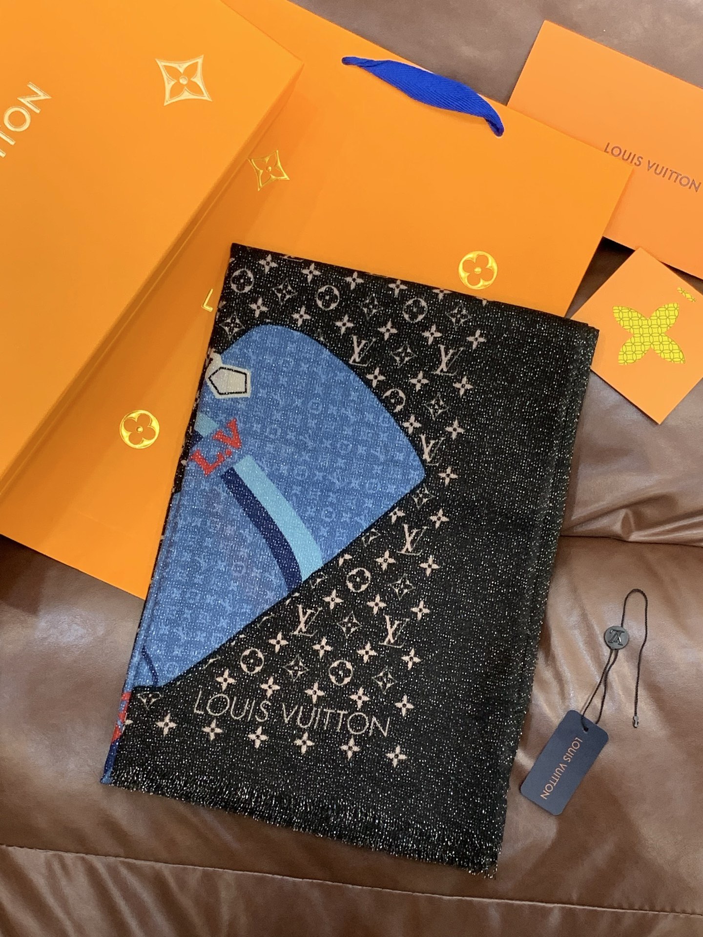 会发光发亮的围巾and Away 系列，致意路易威登的旅行传承。描绘 Monogram 载着路易威登手袋