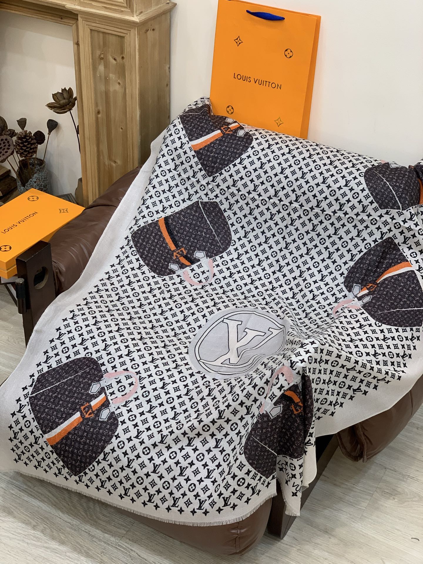 会发光发亮的围巾and Away 系列，致意路易威登的旅行传承。描绘 Monogram 载着路易威登手袋