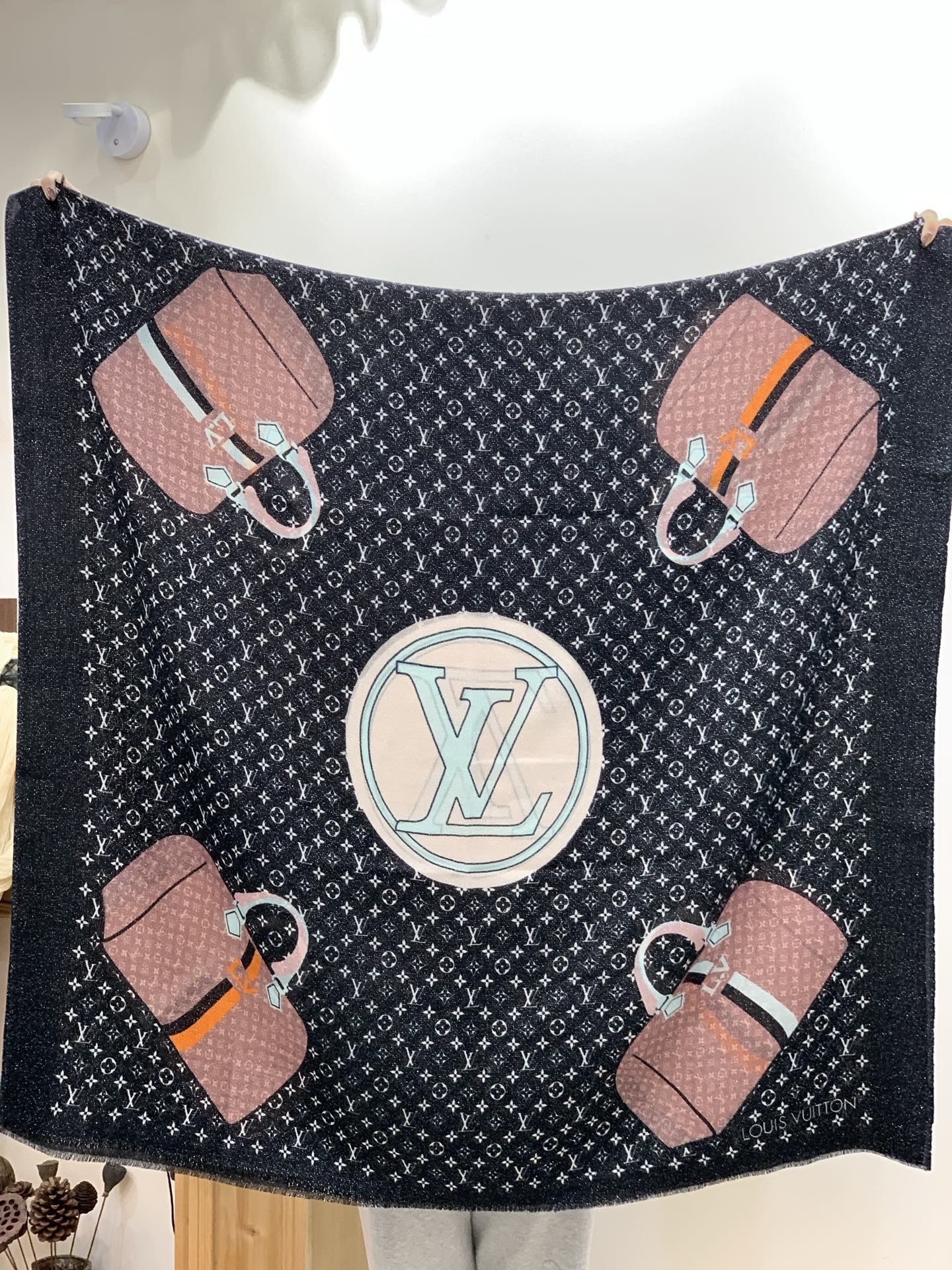 会发光发亮的围巾and Away 系列，致意路易威登的旅行传承。描绘 Monogram 载着路易威登手袋