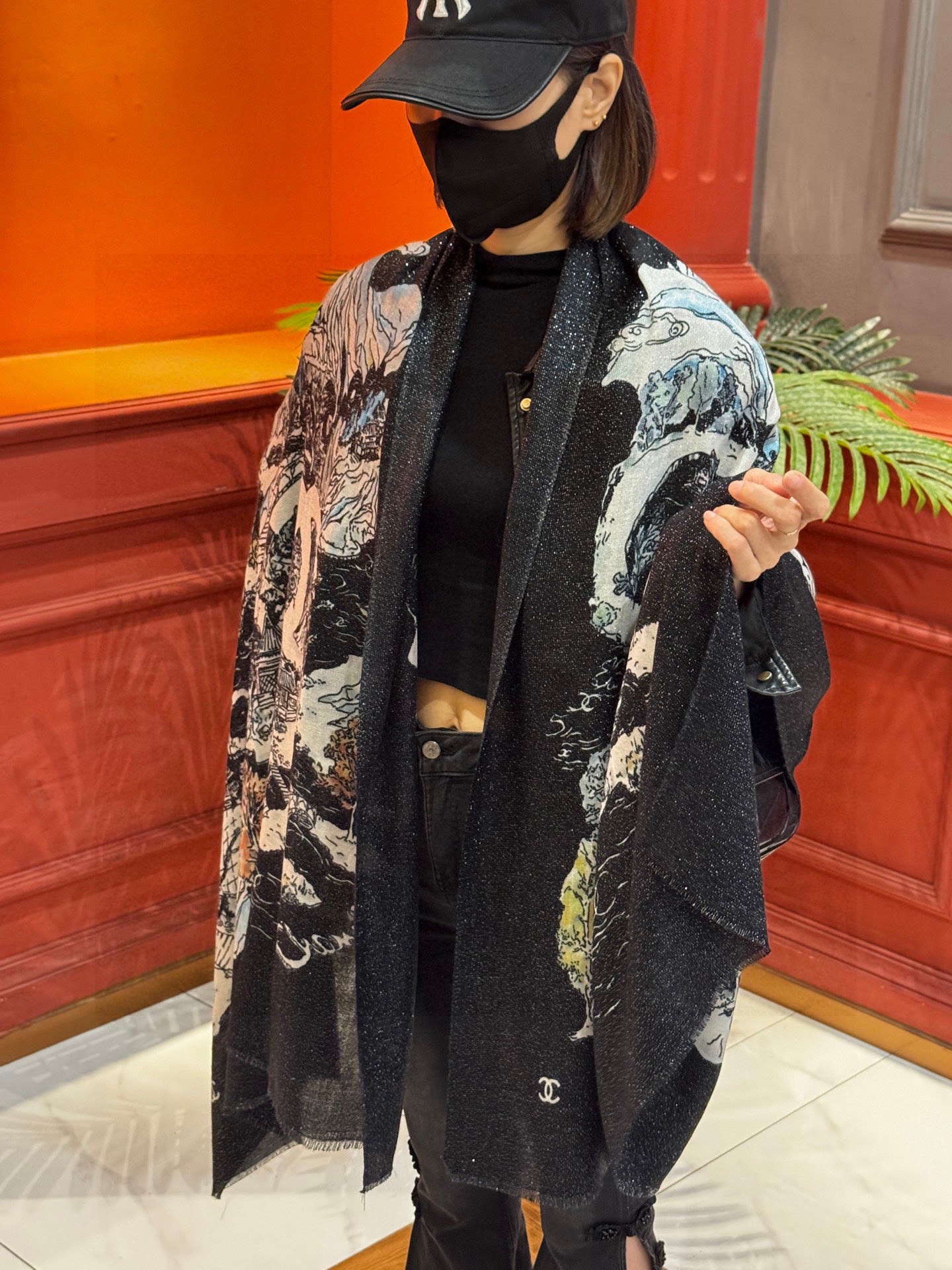 P215 会发光发亮的围巾 2025秋冬高级成衣系列~Chanel
此系列谱写一曲自由轻灵的赞歌
本系列作品创新演绎品牌的风格符号
尽显无拘无束的自信魅力
优雅浪漫的风格设计
尺寸:100*200