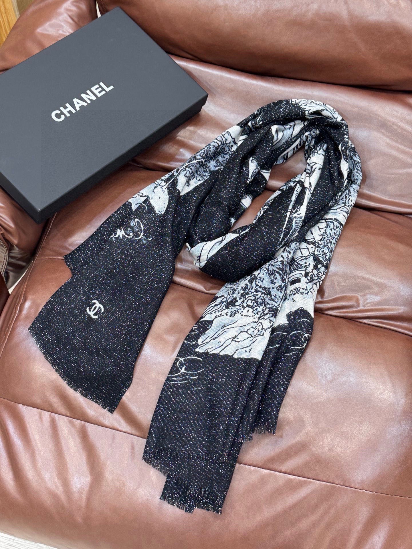 会发光发亮的围巾 2025秋冬高级成衣系列～Chanel 此系列谱写一曲自由轻灵的赞歌本系列作品创新演绎