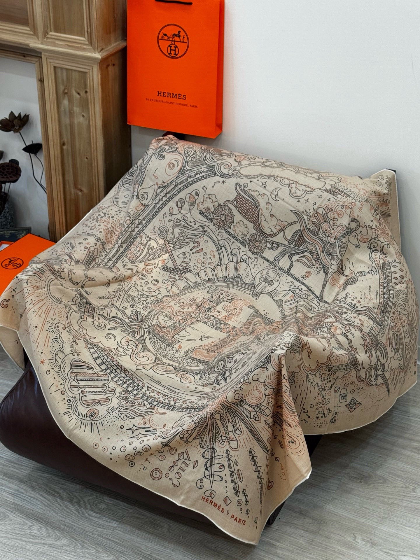 “正在接通中”140丝毛方巾【140顶级丝绒双面同色印花】手工卷边丝绒方巾（30%真丝70%羊绒）这款丝